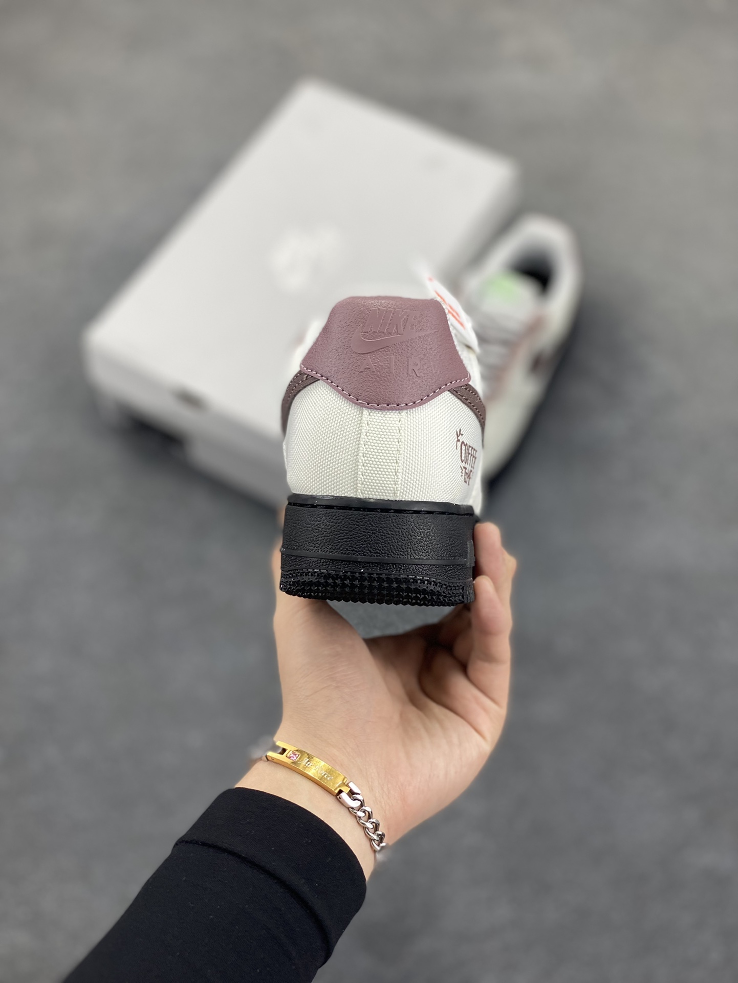 图片[4]-Nike Air Force 1 Low 空军一号低帮百搭休闲运动板鞋。柔软、弹性十足的缓震性能和出色的中底设计，横跨复古与现代的外型结合，造就出风靡全球三十多年的Force 1，直到今天还深受青睐。 货号：FJ3289-001 尺码：36 36.5 37.5 38 38.5 39 40 40.5 41 42 42.5 43 44 44.5 45-选品中心