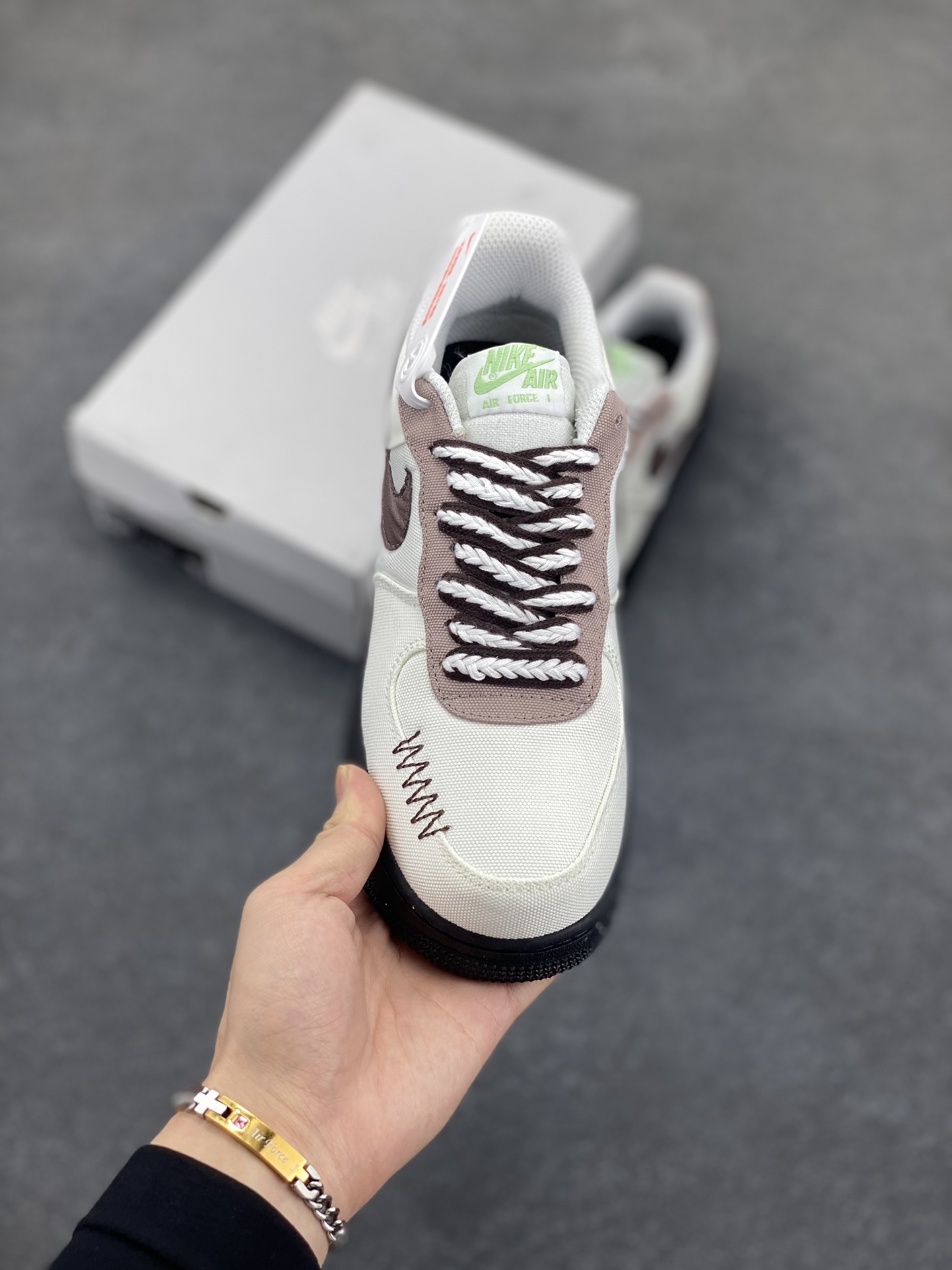 图片[2]-Nike Air Force 1 Low 空军一号低帮百搭休闲运动板鞋。柔软、弹性十足的缓震性能和出色的中底设计，横跨复古与现代的外型结合，造就出风靡全球三十多年的Force 1，直到今天还深受青睐。 货号：FJ3289-001 尺码：36 36.5 37.5 38 38.5 39 40 40.5 41 42 42.5 43 44 44.5 45-选品中心