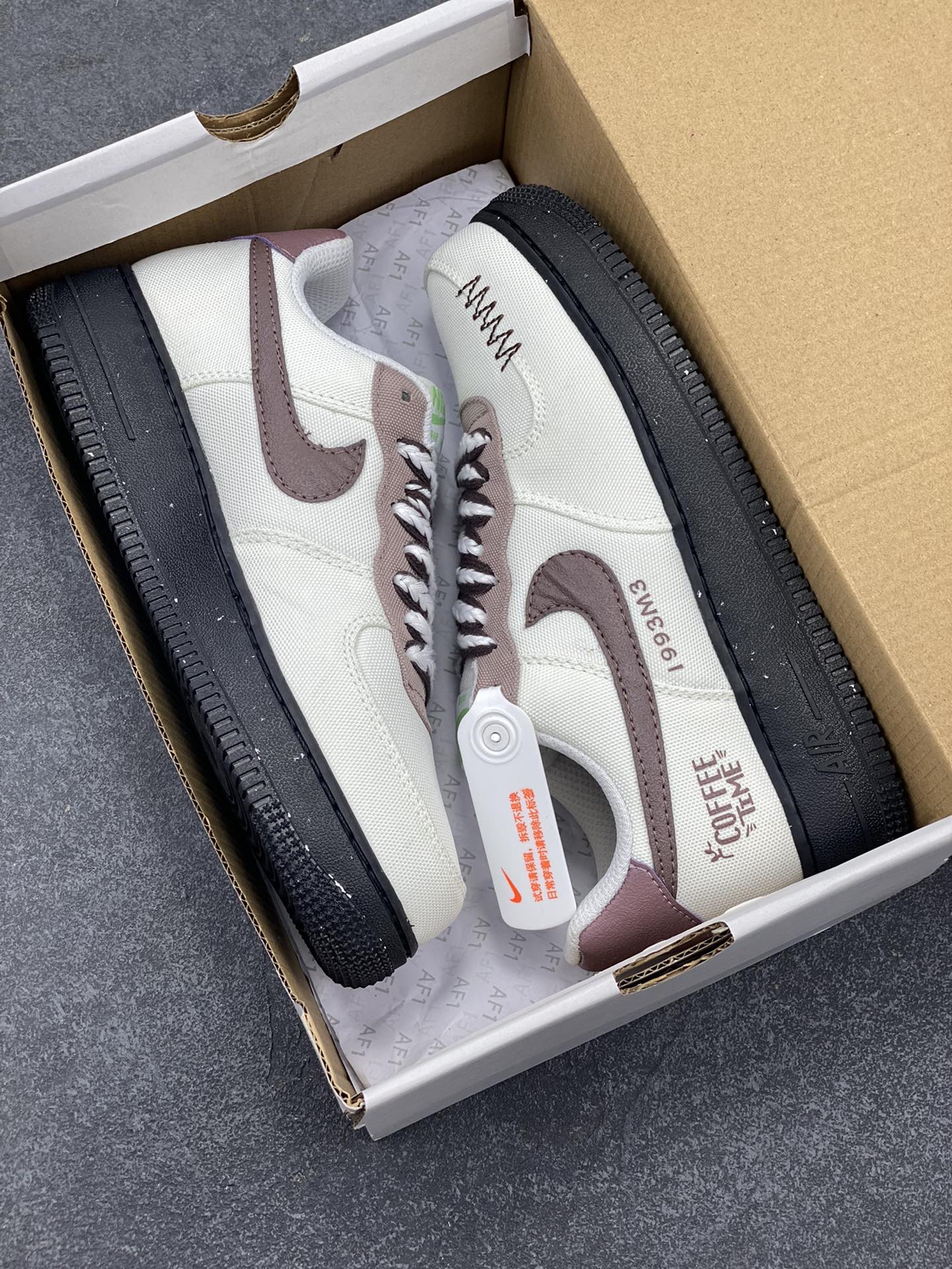 图片[9]-Nike Air Force 1 Low 空军一号低帮百搭休闲运动板鞋。柔软、弹性十足的缓震性能和出色的中底设计，横跨复古与现代的外型结合，造就出风靡全球三十多年的Force 1，直到今天还深受青睐。 货号：FJ3289-001 尺码：36 36.5 37.5 38 38.5 39 40 40.5 41 42 42.5 43 44 44.5 45-选品中心