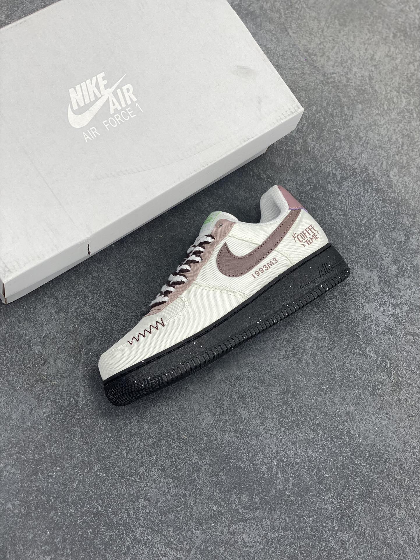 图片[7]-Nike Air Force 1 Low 空军一号低帮百搭休闲运动板鞋。柔软、弹性十足的缓震性能和出色的中底设计，横跨复古与现代的外型结合，造就出风靡全球三十多年的Force 1，直到今天还深受青睐。 货号：FJ3289-001 尺码：36 36.5 37.5 38 38.5 39 40 40.5 41 42 42.5 43 44 44.5 45-选品中心