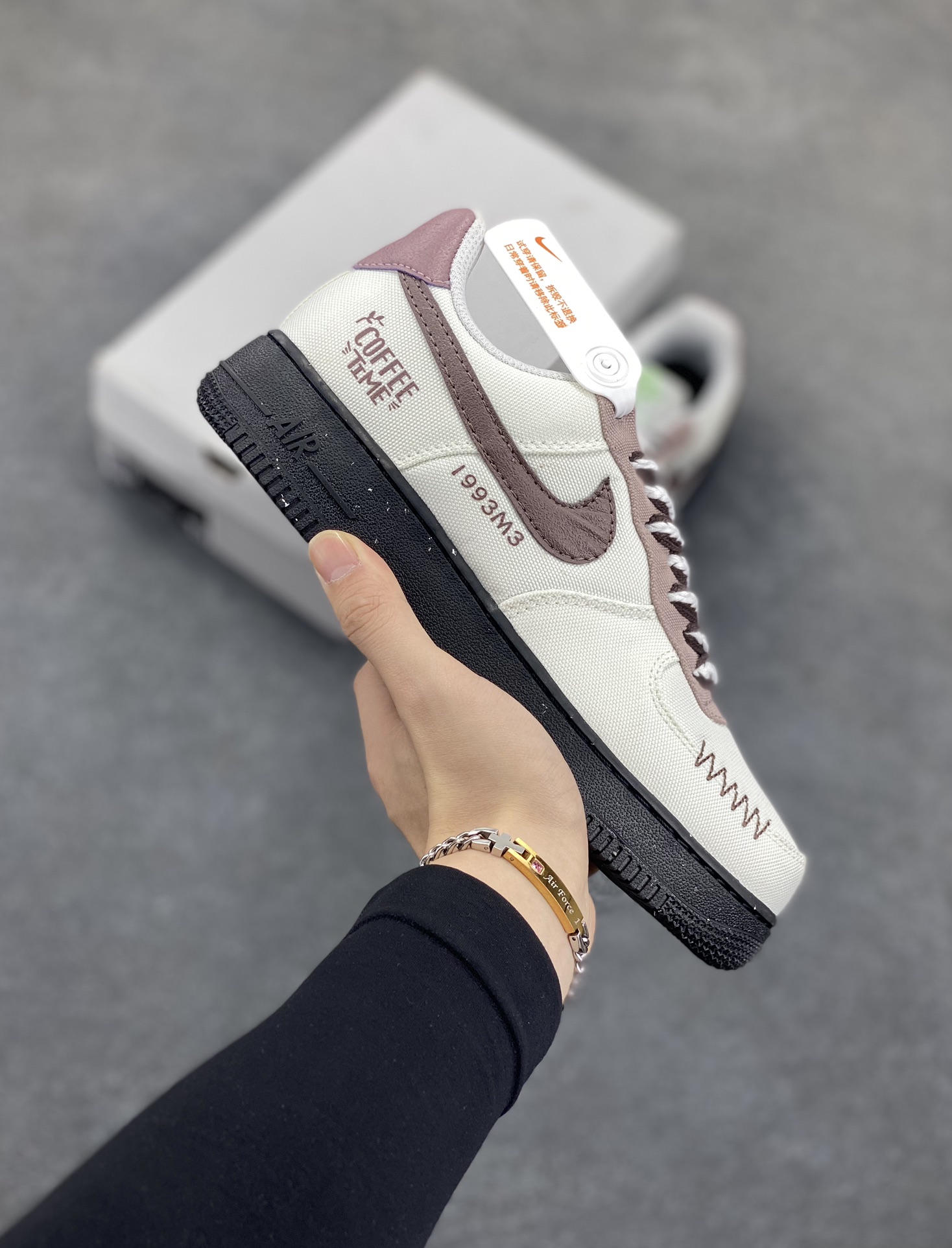 Nike Air Force 1 Low 空军一号低帮百搭休闲运动板鞋。柔软、弹性十足的缓震性能和出色的中底设计，横跨复古与现代的外型结合，造就出风靡全球三十多年的Force 1，直到今天还深受青睐。 货号：FJ3289-001 尺码：36 36.5 37.5 38 38.5 39 40 40.5 41 42 42.5 43 44 44.5 45-选品中心