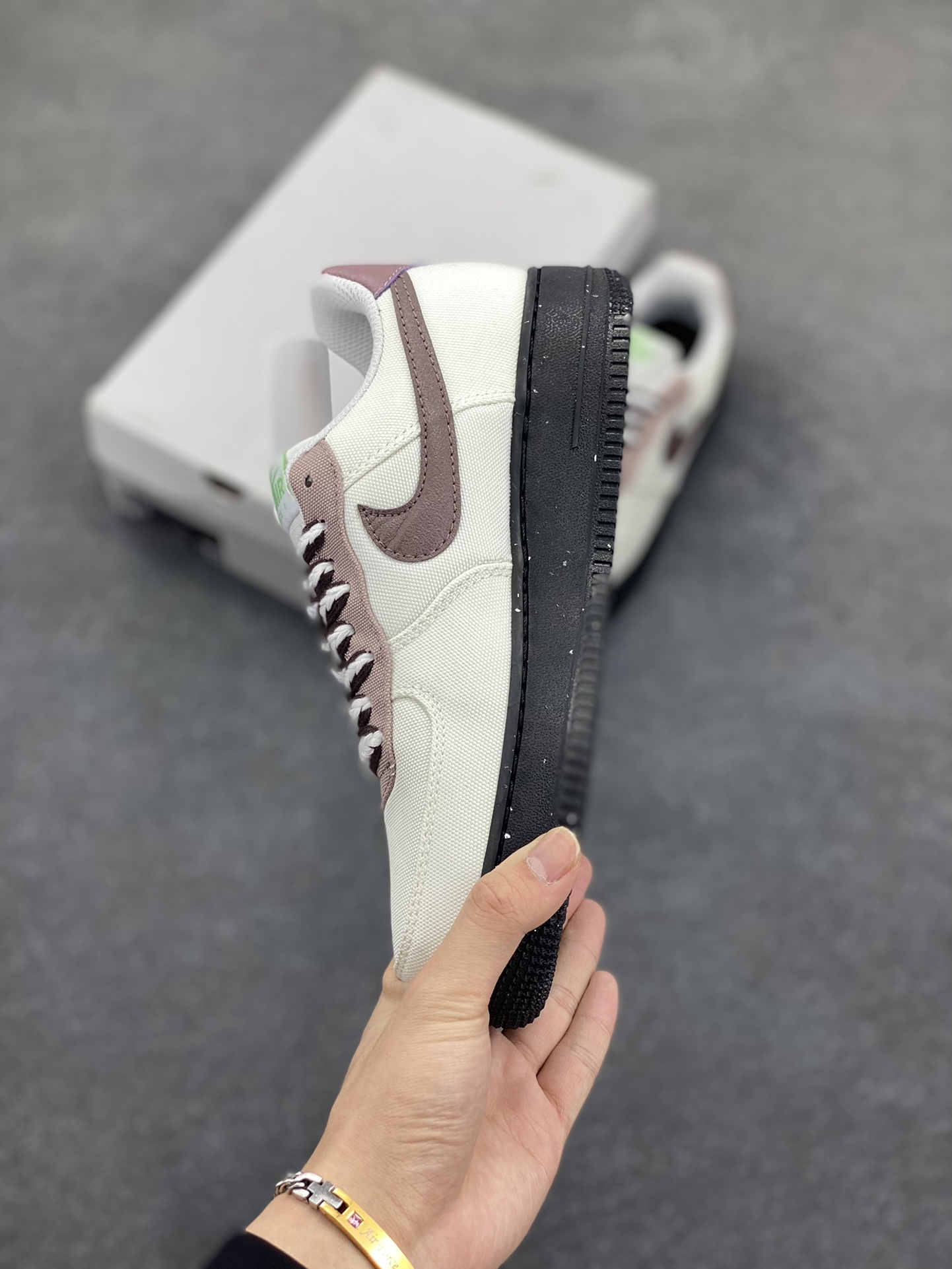 图片[3]-Nike Air Force 1 Low 空军一号低帮百搭休闲运动板鞋。柔软、弹性十足的缓震性能和出色的中底设计，横跨复古与现代的外型结合，造就出风靡全球三十多年的Force 1，直到今天还深受青睐。 货号：FJ3289-001 尺码：36 36.5 37.5 38 38.5 39 40 40.5 41 42 42.5 43 44 44.5 45-选品中心