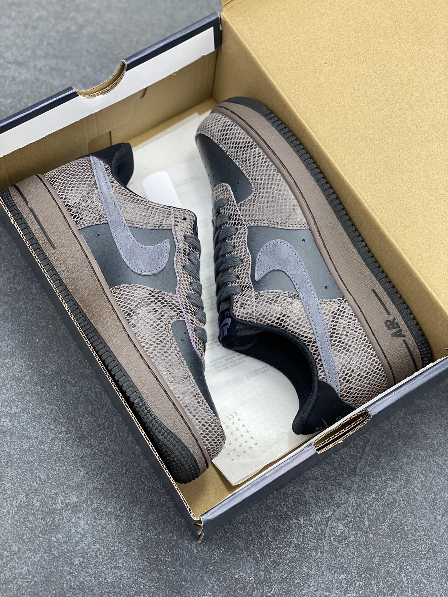 图片[9]-Nike Air Force 1 Low 蛇年黑灰 空军一号低帮运动板鞋 原楦头原纸板 打造纯正空军版型#专注外贸渠道 全掌内置蜂窝气垫 #原盒配件 原厂中底钢印、拉帮完美 货号：HF2898-001 尺码：36 36.5 37.5 38 38.5 39 40 40.5 41 42 42.5 43 44 44.5 45-选品中心