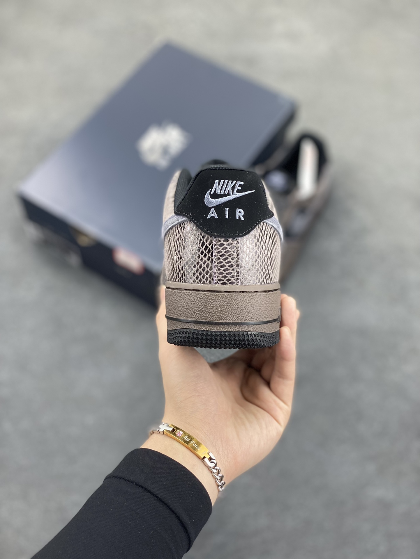 图片[4]-Nike Air Force 1 Low 蛇年黑灰 空军一号低帮运动板鞋 原楦头原纸板 打造纯正空军版型#专注外贸渠道 全掌内置蜂窝气垫 #原盒配件 原厂中底钢印、拉帮完美 货号：HF2898-001 尺码：36 36.5 37.5 38 38.5 39 40 40.5 41 42 42.5 43 44 44.5 45-选品中心