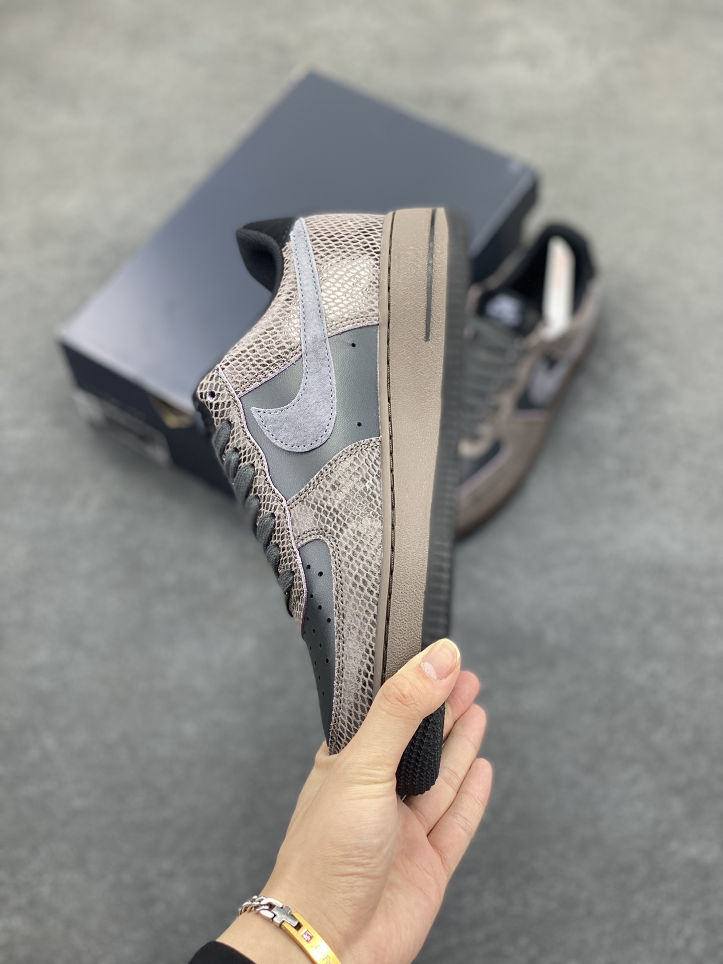 图片[3]-Nike Air Force 1 Low 蛇年黑灰 空军一号低帮运动板鞋 原楦头原纸板 打造纯正空军版型#专注外贸渠道 全掌内置蜂窝气垫 #原盒配件 原厂中底钢印、拉帮完美 货号：HF2898-001 尺码：36 36.5 37.5 38 38.5 39 40 40.5 41 42 42.5 43 44 44.5 45-选品中心