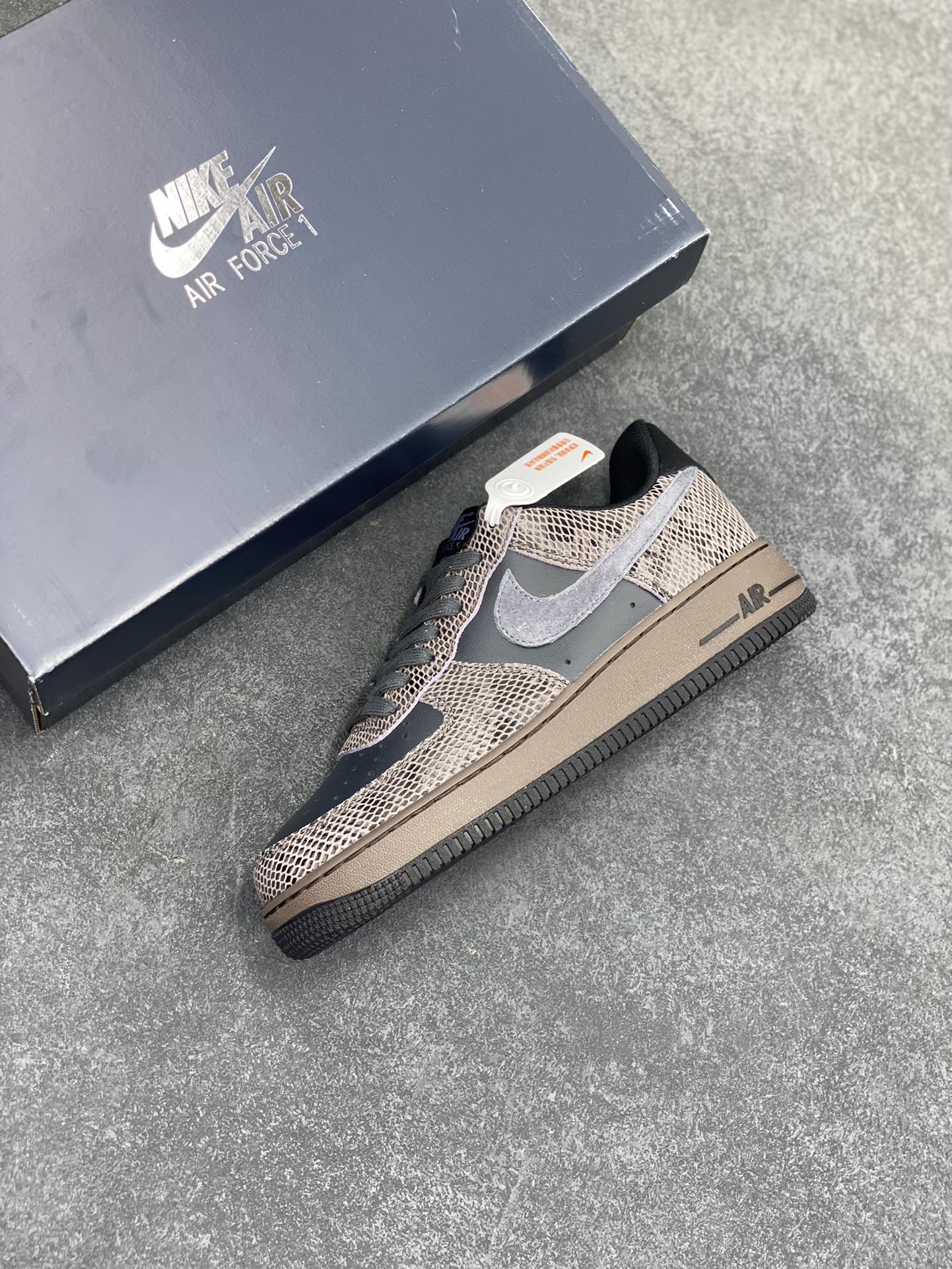 图片[7]-Nike Air Force 1 Low 蛇年黑灰 空军一号低帮运动板鞋 原楦头原纸板 打造纯正空军版型#专注外贸渠道 全掌内置蜂窝气垫 #原盒配件 原厂中底钢印、拉帮完美 货号：HF2898-001 尺码：36 36.5 37.5 38 38.5 39 40 40.5 41 42 42.5 43 44 44.5 45-选品中心