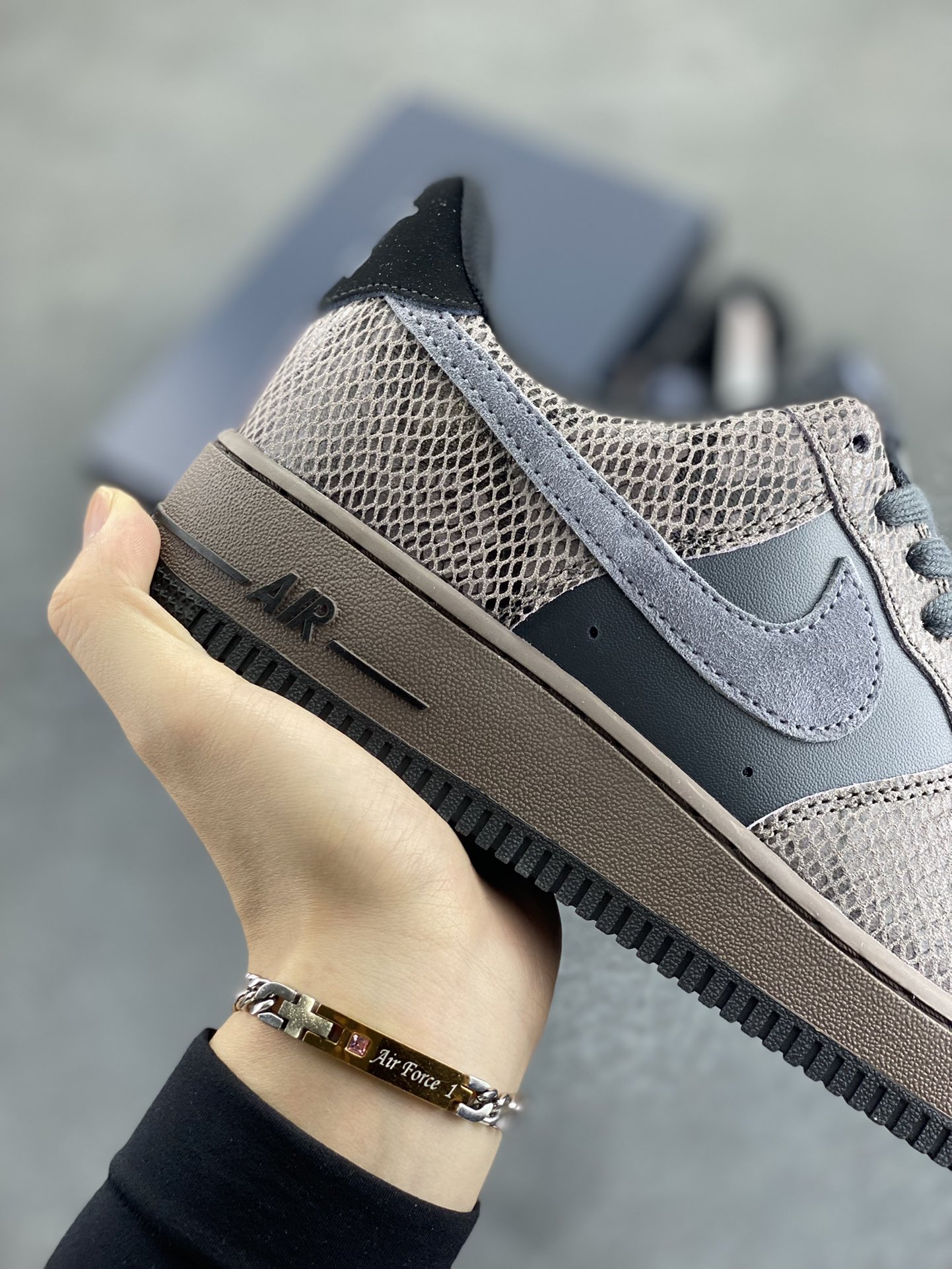 图片[6]-Nike Air Force 1 Low 蛇年黑灰 空军一号低帮运动板鞋 原楦头原纸板 打造纯正空军版型#专注外贸渠道 全掌内置蜂窝气垫 #原盒配件 原厂中底钢印、拉帮完美 货号：HF2898-001 尺码：36 36.5 37.5 38 38.5 39 40 40.5 41 42 42.5 43 44 44.5 45-选品中心