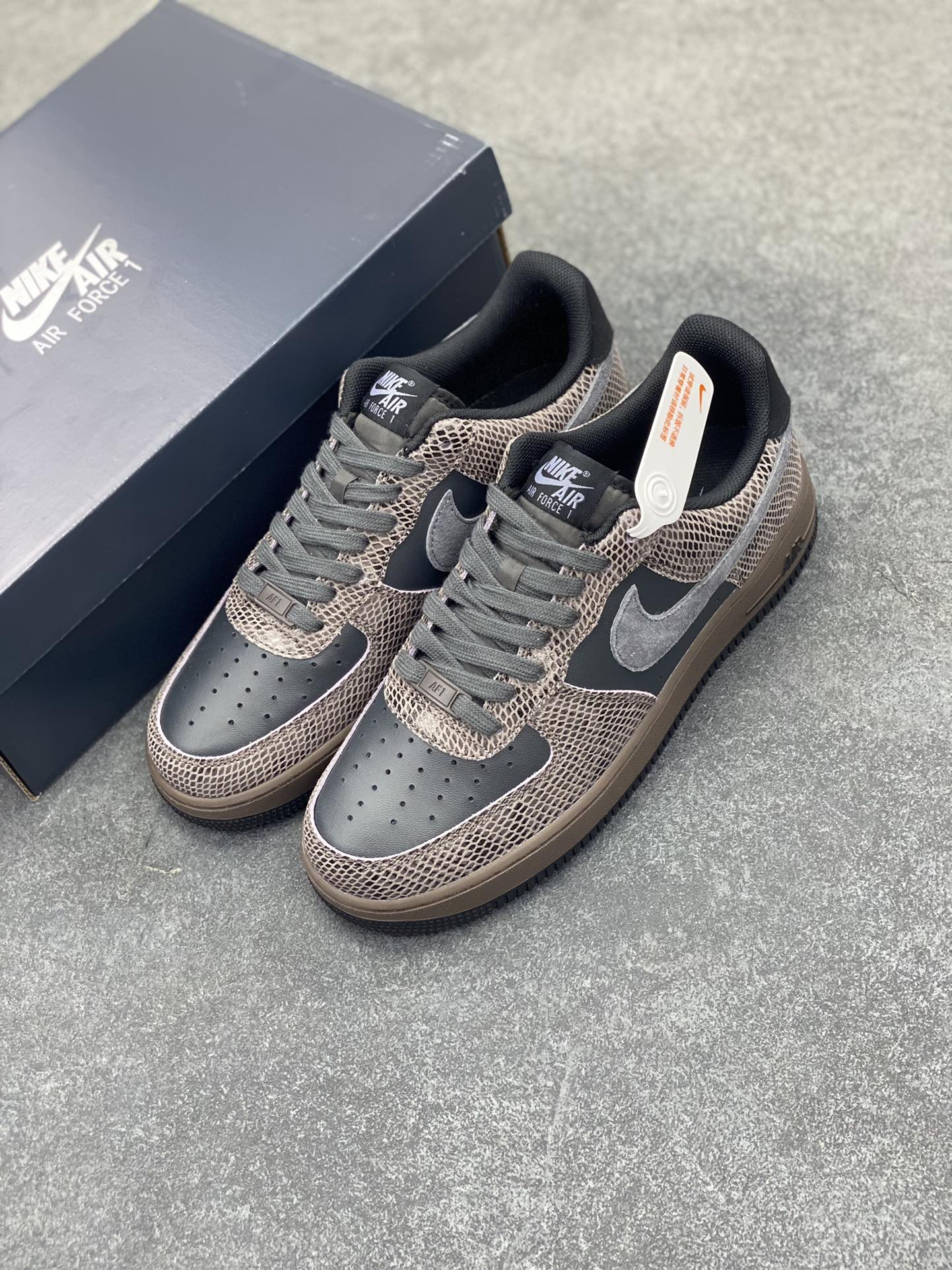 图片[8]-Nike Air Force 1 Low 蛇年黑灰 空军一号低帮运动板鞋 原楦头原纸板 打造纯正空军版型#专注外贸渠道 全掌内置蜂窝气垫 #原盒配件 原厂中底钢印、拉帮完美 货号：HF2898-001 尺码：36 36.5 37.5 38 38.5 39 40 40.5 41 42 42.5 43 44 44.5 45-选品中心