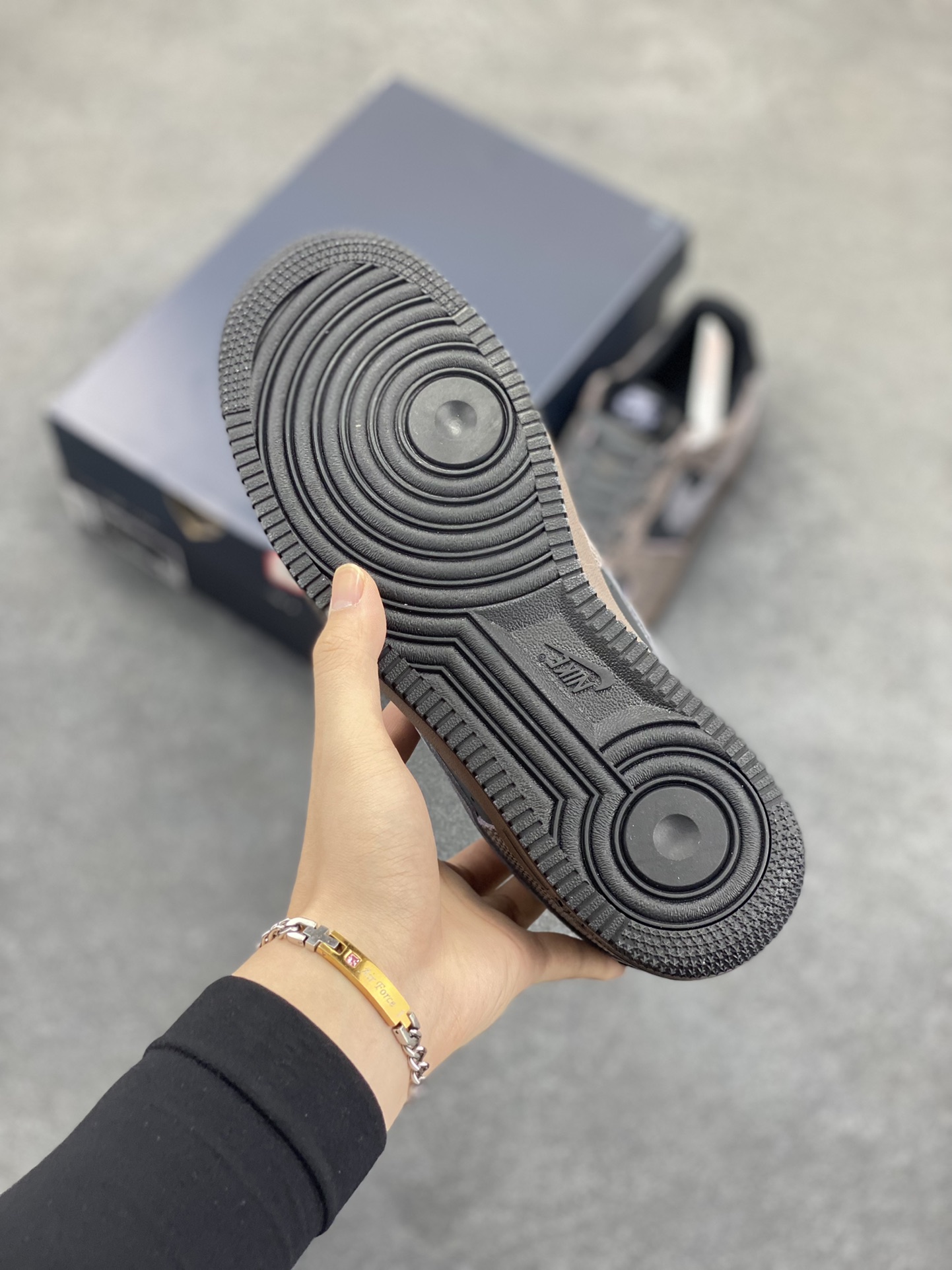 图片[5]-Nike Air Force 1 Low 蛇年黑灰 空军一号低帮运动板鞋 原楦头原纸板 打造纯正空军版型#专注外贸渠道 全掌内置蜂窝气垫 #原盒配件 原厂中底钢印、拉帮完美 货号：HF2898-001 尺码：36 36.5 37.5 38 38.5 39 40 40.5 41 42 42.5 43 44 44.5 45-选品中心