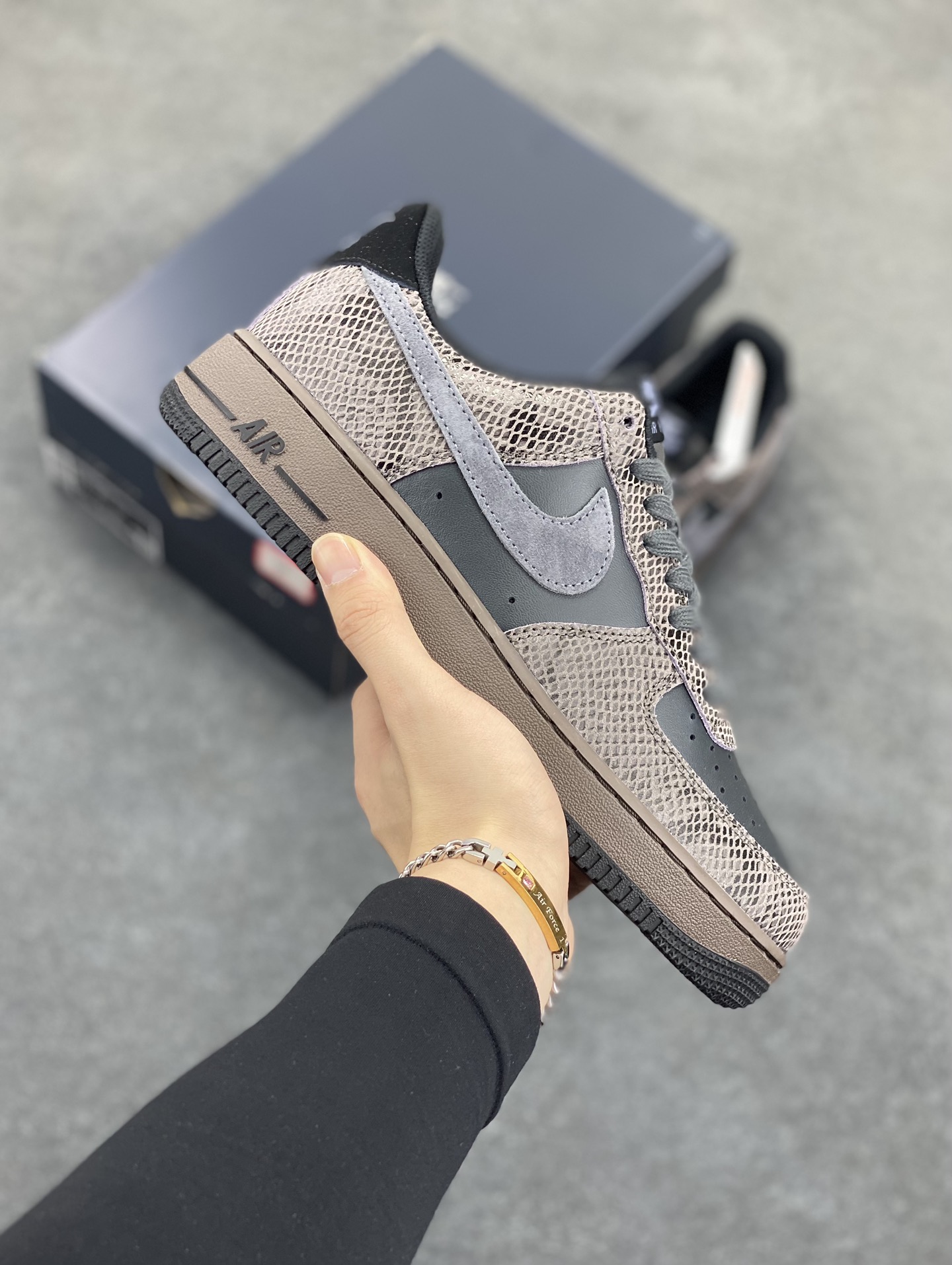 Nike Air Force 1 Low 蛇年黑灰 空军一号低帮运动板鞋 原楦头原纸板 打造纯正空军版型#专注外贸渠道 全掌内置蜂窝气垫 #原盒配件 原厂中底钢印、拉帮完美 货号:HF2898-001 尺码:36 36.5 37.5 38 38.5 39 40 40.5 41 42 42.5 43 44 44.5 45-选品中心