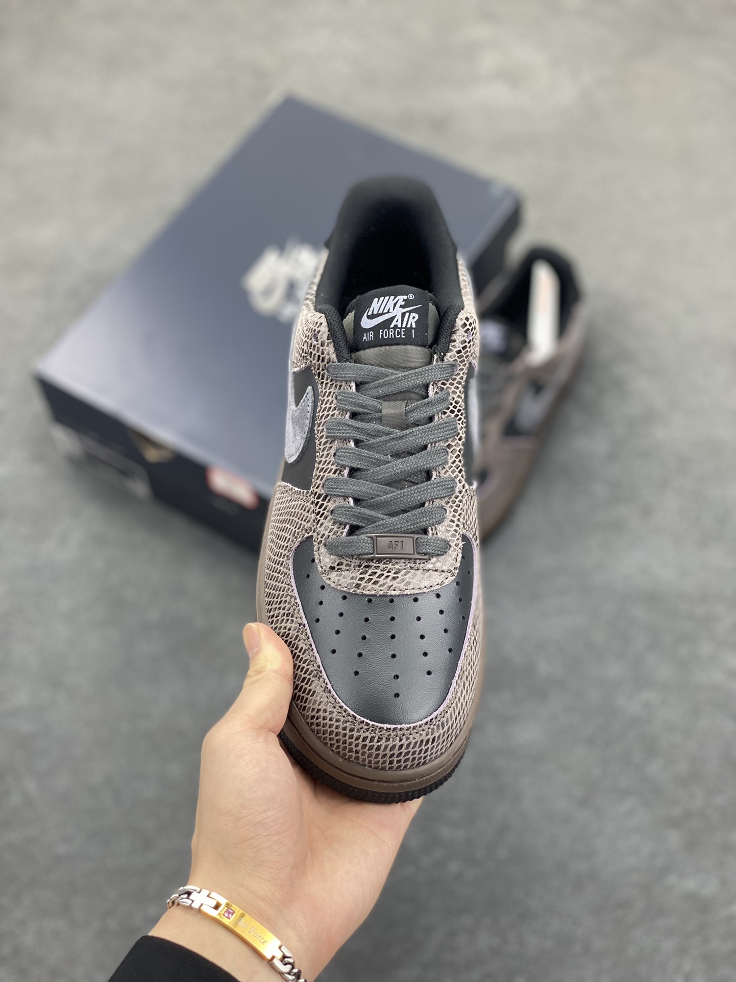 图片[2]-Nike Air Force 1 Low 蛇年黑灰 空军一号低帮运动板鞋 原楦头原纸板 打造纯正空军版型#专注外贸渠道 全掌内置蜂窝气垫 #原盒配件 原厂中底钢印、拉帮完美 货号：HF2898-001 尺码：36 36.5 37.5 38 38.5 39 40 40.5 41 42 42.5 43 44 44.5 45-选品中心