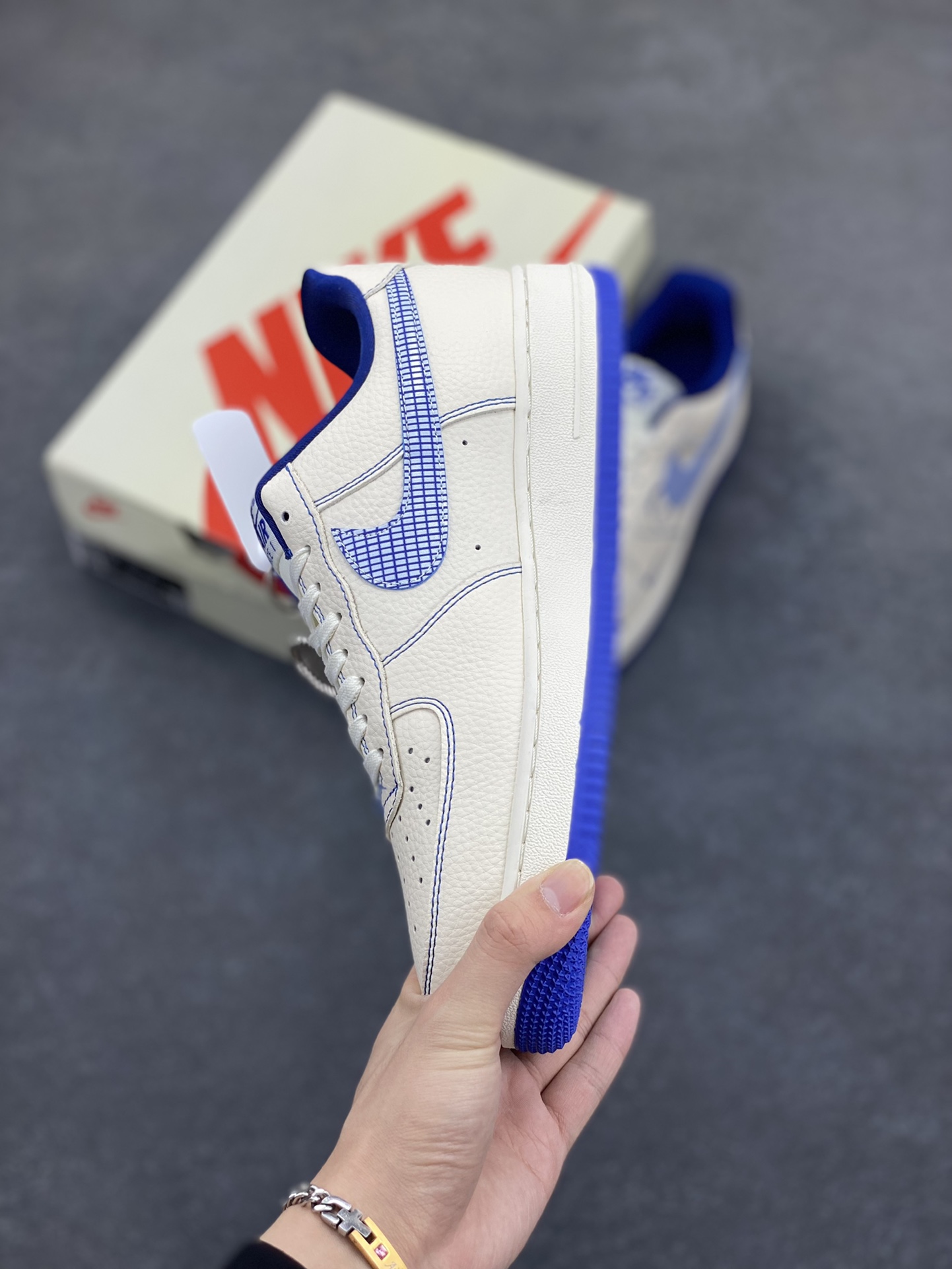 图片[3]-NIke Air Force 1 \’07 Low “NIKE联名——蓝线鬼脸”空军一号 低帮 运动鞋 休闲鞋 折边针车 工艺难度大 原楦头原纸板 原装鞋盒 定制五金配件 内置全掌气垫 原厂鞋底 货号：DF0188-053 尺码：36 36.5 37.5 38 38.5 39 40 40.5 41 42 42.5 43 44 44.5 45-选品中心