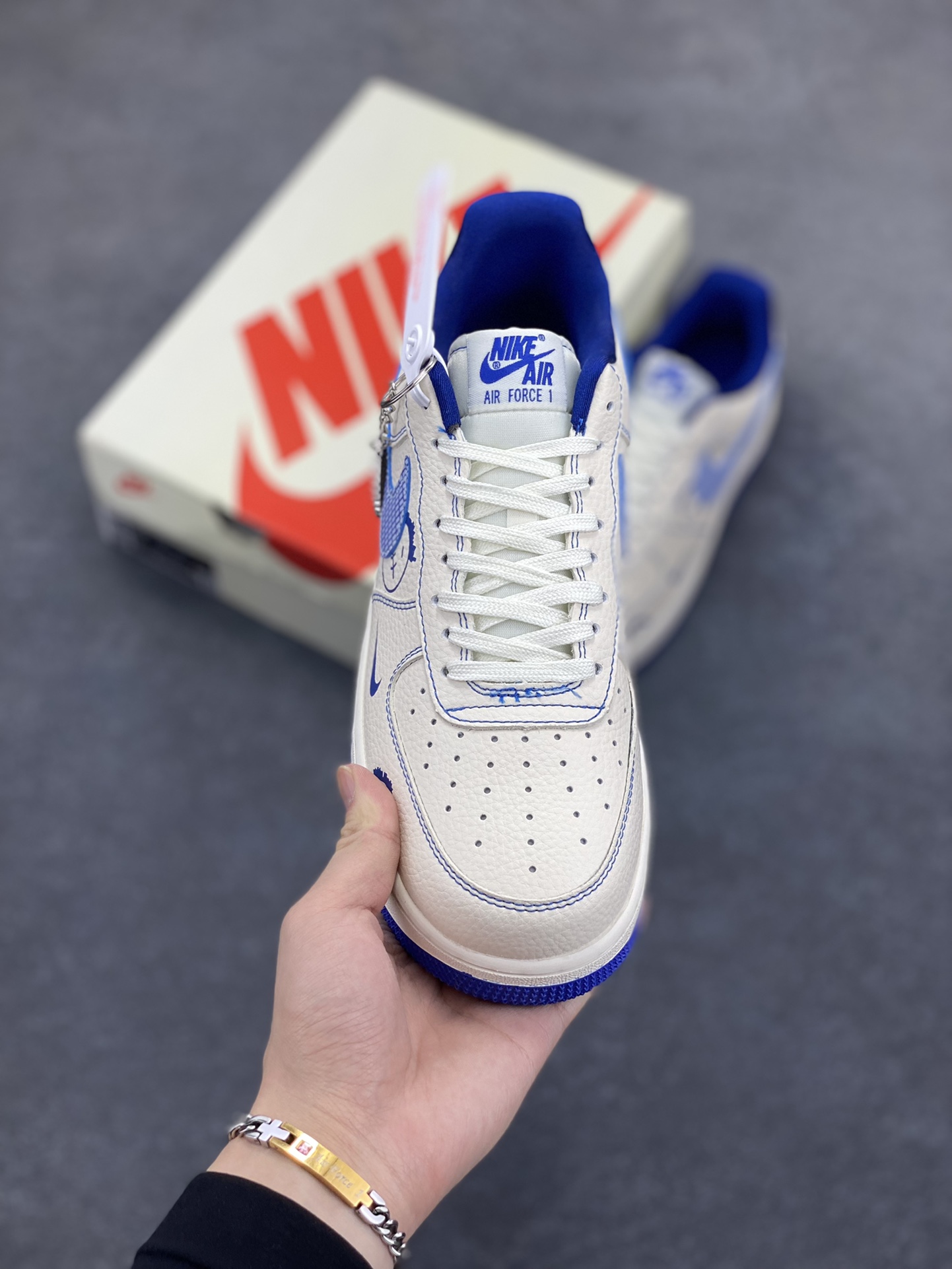 图片[2]-NIke Air Force 1 \’07 Low “NIKE联名——蓝线鬼脸”空军一号 低帮 运动鞋 休闲鞋 折边针车 工艺难度大 原楦头原纸板 原装鞋盒 定制五金配件 内置全掌气垫 原厂鞋底 货号：DF0188-053 尺码：36 36.5 37.5 38 38.5 39 40 40.5 41 42 42.5 43 44 44.5 45-选品中心