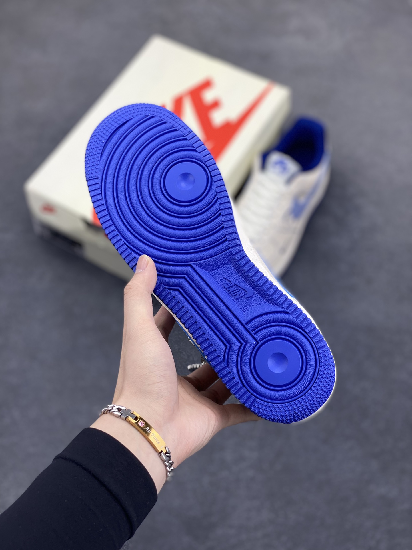 图片[5]-NIke Air Force 1 \’07 Low “NIKE联名——蓝线鬼脸”空军一号 低帮 运动鞋 休闲鞋 折边针车 工艺难度大 原楦头原纸板 原装鞋盒 定制五金配件 内置全掌气垫 原厂鞋底 货号：DF0188-053 尺码：36 36.5 37.5 38 38.5 39 40 40.5 41 42 42.5 43 44 44.5 45-选品中心