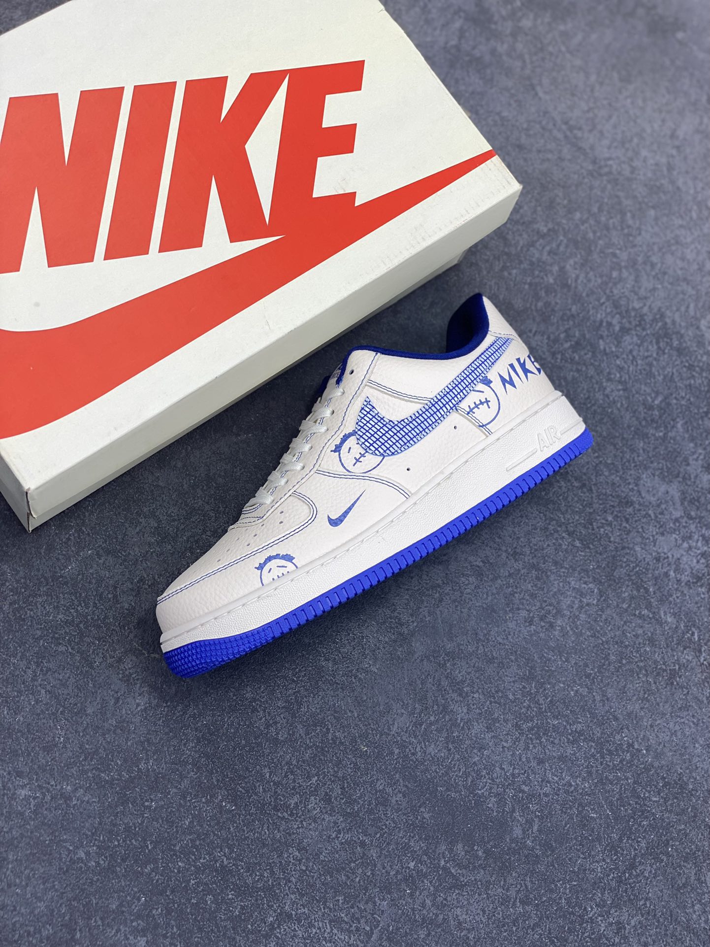 图片[7]-NIke Air Force 1 \’07 Low “NIKE联名——蓝线鬼脸”空军一号 低帮 运动鞋 休闲鞋 折边针车 工艺难度大 原楦头原纸板 原装鞋盒 定制五金配件 内置全掌气垫 原厂鞋底 货号：DF0188-053 尺码：36 36.5 37.5 38 38.5 39 40 40.5 41 42 42.5 43 44 44.5 45-选品中心