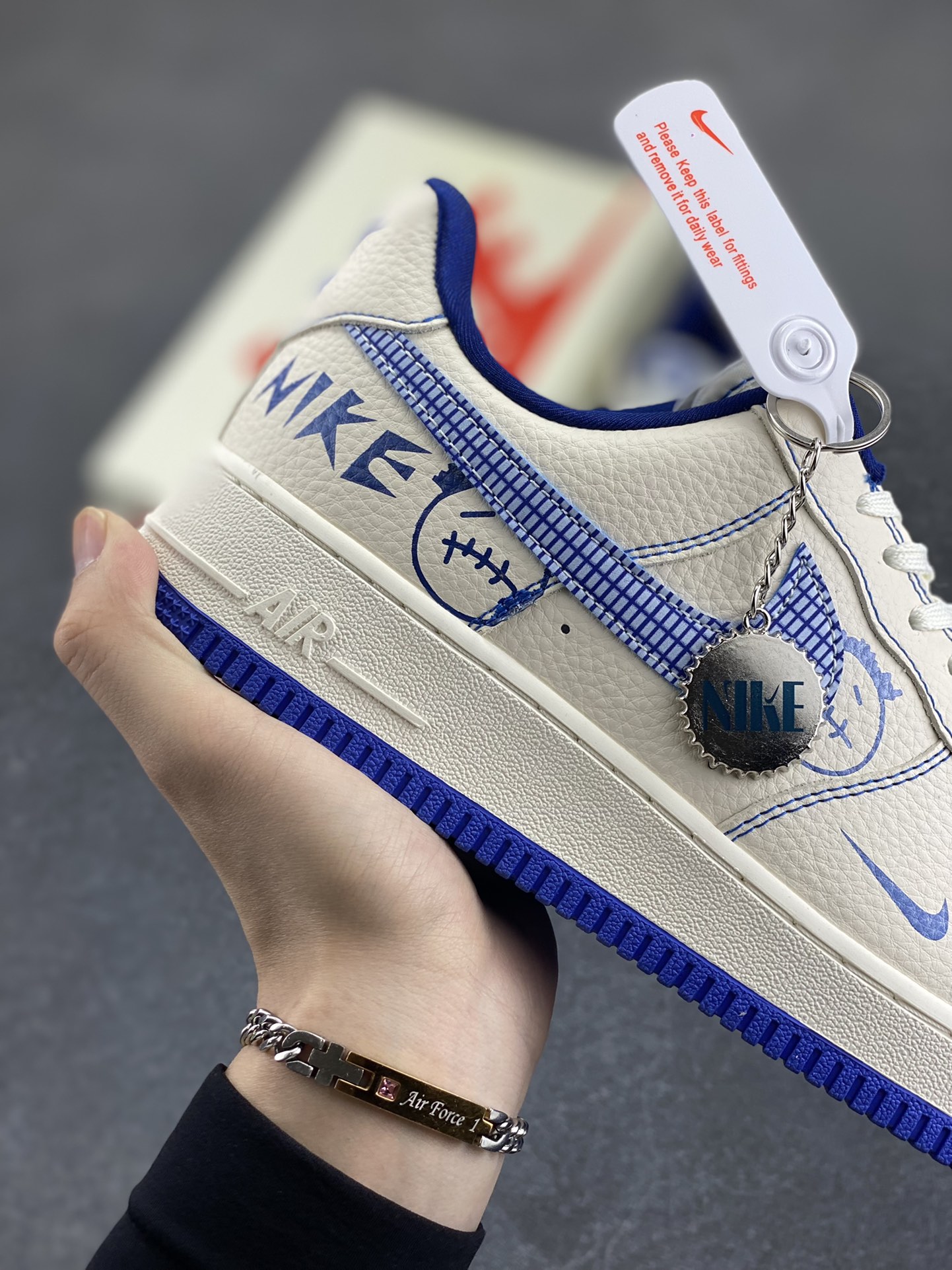 图片[6]-NIke Air Force 1 \’07 Low “NIKE联名——蓝线鬼脸”空军一号 低帮 运动鞋 休闲鞋 折边针车 工艺难度大 原楦头原纸板 原装鞋盒 定制五金配件 内置全掌气垫 原厂鞋底 货号：DF0188-053 尺码：36 36.5 37.5 38 38.5 39 40 40.5 41 42 42.5 43 44 44.5 45-选品中心
