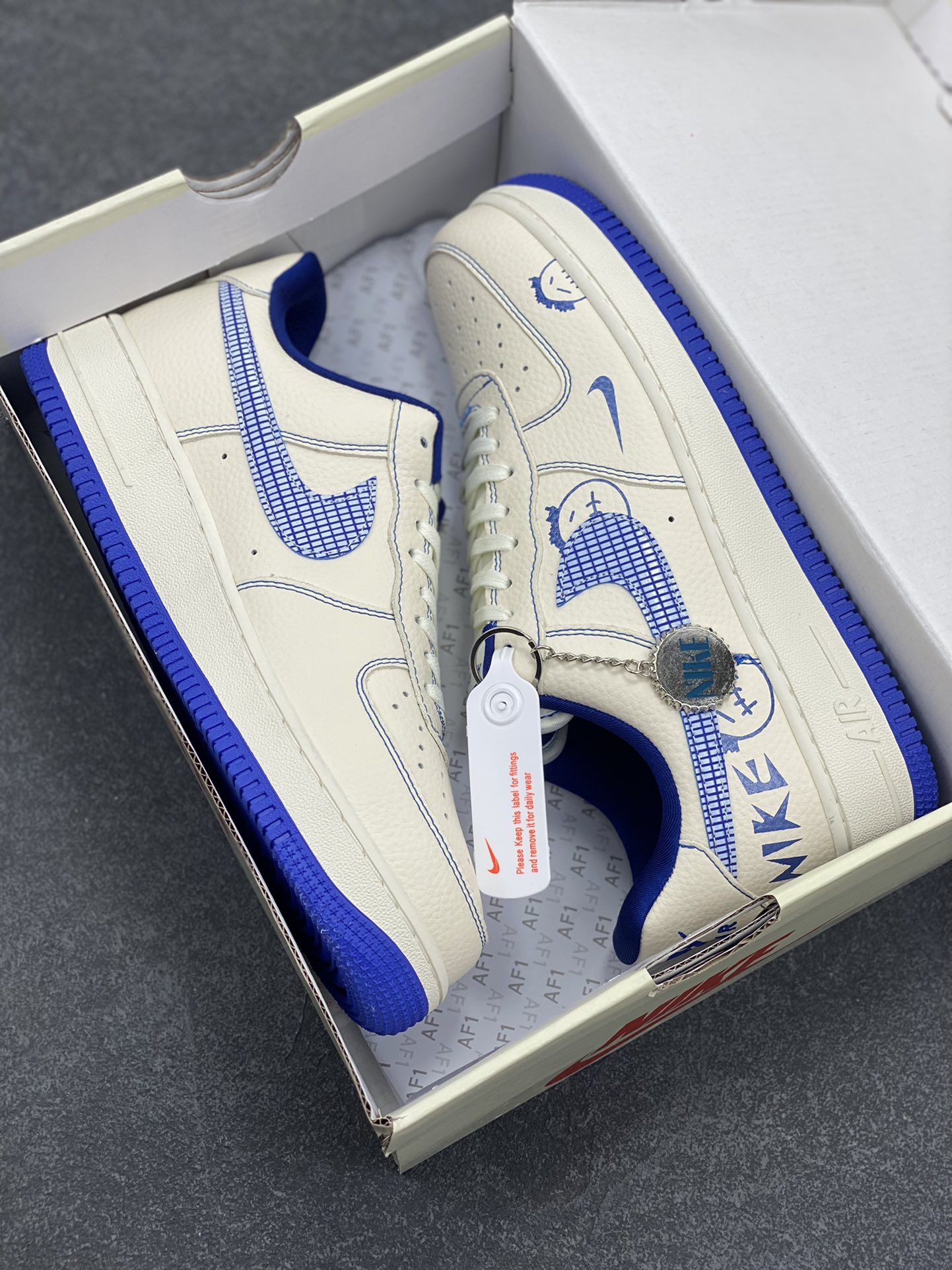 图片[9]-NIke Air Force 1 \’07 Low “NIKE联名——蓝线鬼脸”空军一号 低帮 运动鞋 休闲鞋 折边针车 工艺难度大 原楦头原纸板 原装鞋盒 定制五金配件 内置全掌气垫 原厂鞋底 货号：DF0188-053 尺码：36 36.5 37.5 38 38.5 39 40 40.5 41 42 42.5 43 44 44.5 45-选品中心