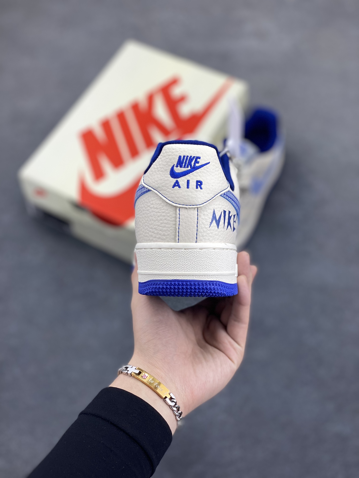 图片[4]-NIke Air Force 1 \’07 Low “NIKE联名——蓝线鬼脸”空军一号 低帮 运动鞋 休闲鞋 折边针车 工艺难度大 原楦头原纸板 原装鞋盒 定制五金配件 内置全掌气垫 原厂鞋底 货号：DF0188-053 尺码：36 36.5 37.5 38 38.5 39 40 40.5 41 42 42.5 43 44 44.5 45-选品中心