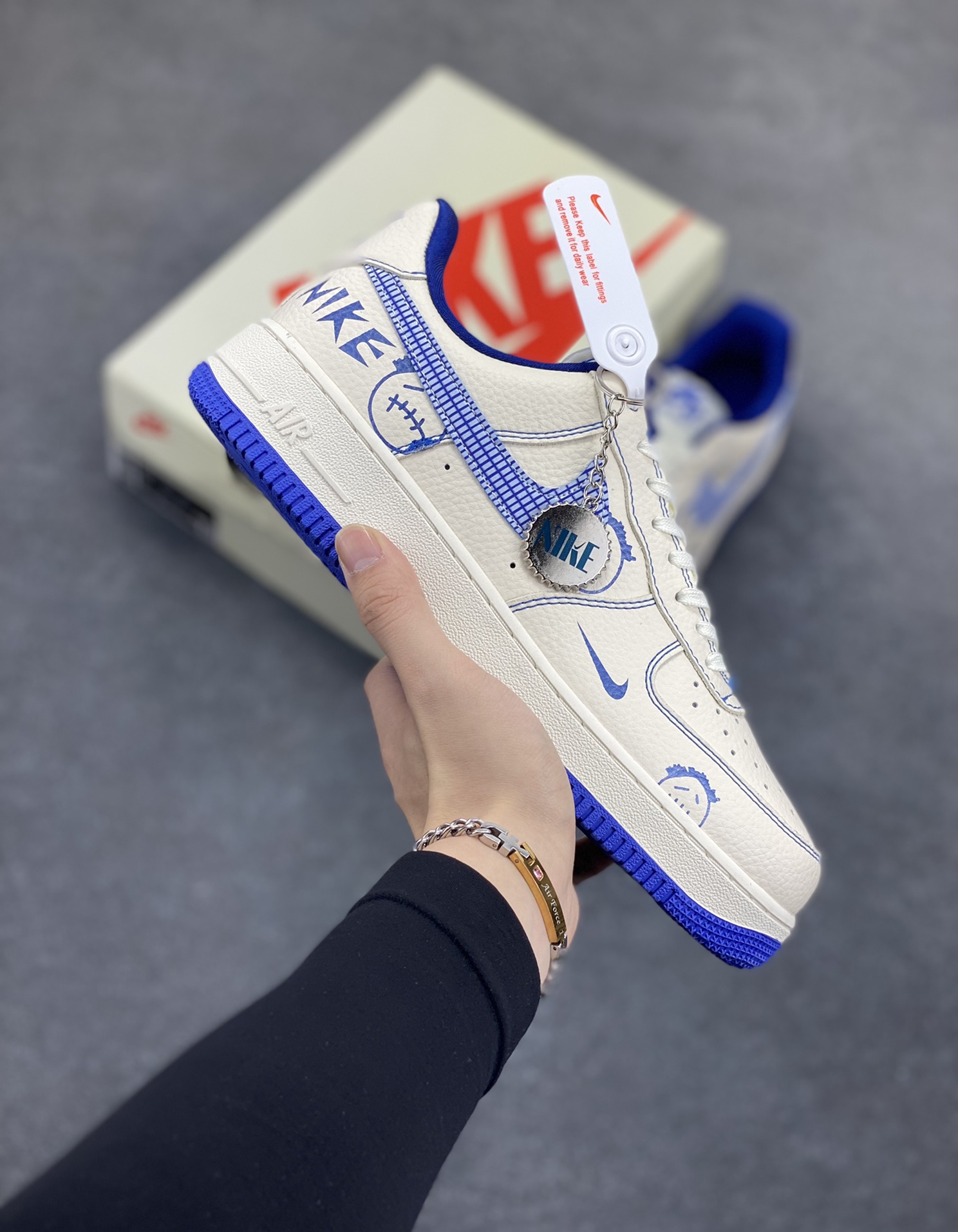 NIke Air Force 1 \’07 Low “NIKE联名——蓝线鬼脸”空军一号 低帮 运动鞋 休闲鞋 折边针车 工艺难度大 原楦头原纸板 原装鞋盒 定制五金配件 内置全掌气垫 原厂鞋底 货号:DF0188-053 尺码:36 36.5 37.5 38 38.5 39 40 40.5 41 42 42.5 43 44 44.5 45-选品中心
