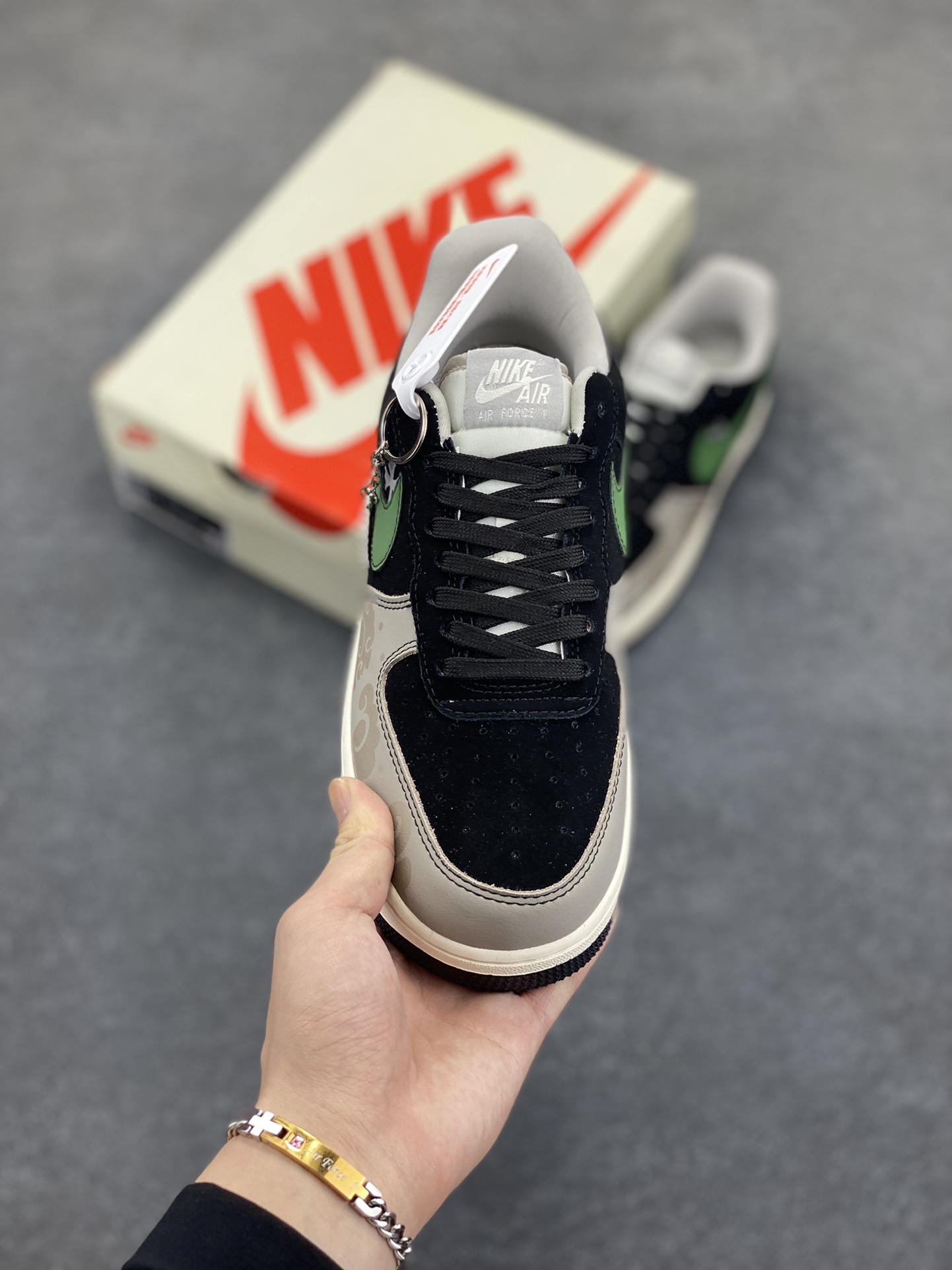 图片[2]-NIke Air Force 1 \’07 Low “克罗心联名——黑绿勾”空军一号 低帮 运动鞋 休闲鞋 折边针车 工艺难度大 原楦头原纸板 原装鞋盒 定制五金配件 内置全掌气垫 原厂鞋底 货号：KK1988-074 尺码：36 36.5 37.5 38 38.5 39 40 40.5 41 42 42.5 43 44 44.5 45-选品中心