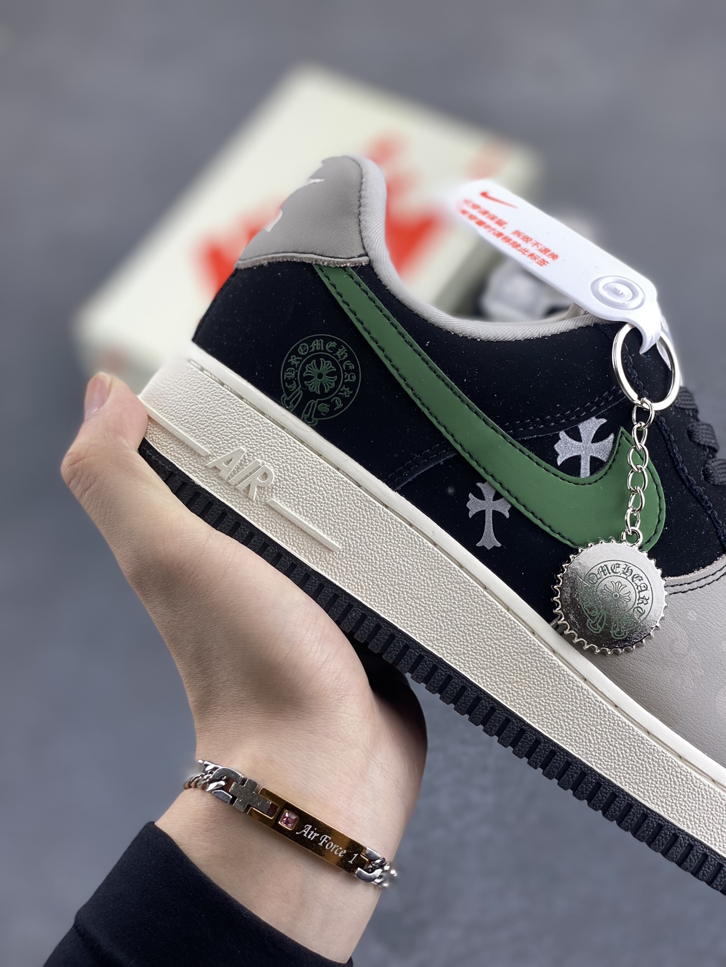 图片[6]-NIke Air Force 1 \’07 Low “克罗心联名——黑绿勾”空军一号 低帮 运动鞋 休闲鞋 折边针车 工艺难度大 原楦头原纸板 原装鞋盒 定制五金配件 内置全掌气垫 原厂鞋底 货号：KK1988-074 尺码：36 36.5 37.5 38 38.5 39 40 40.5 41 42 42.5 43 44 44.5 45-选品中心