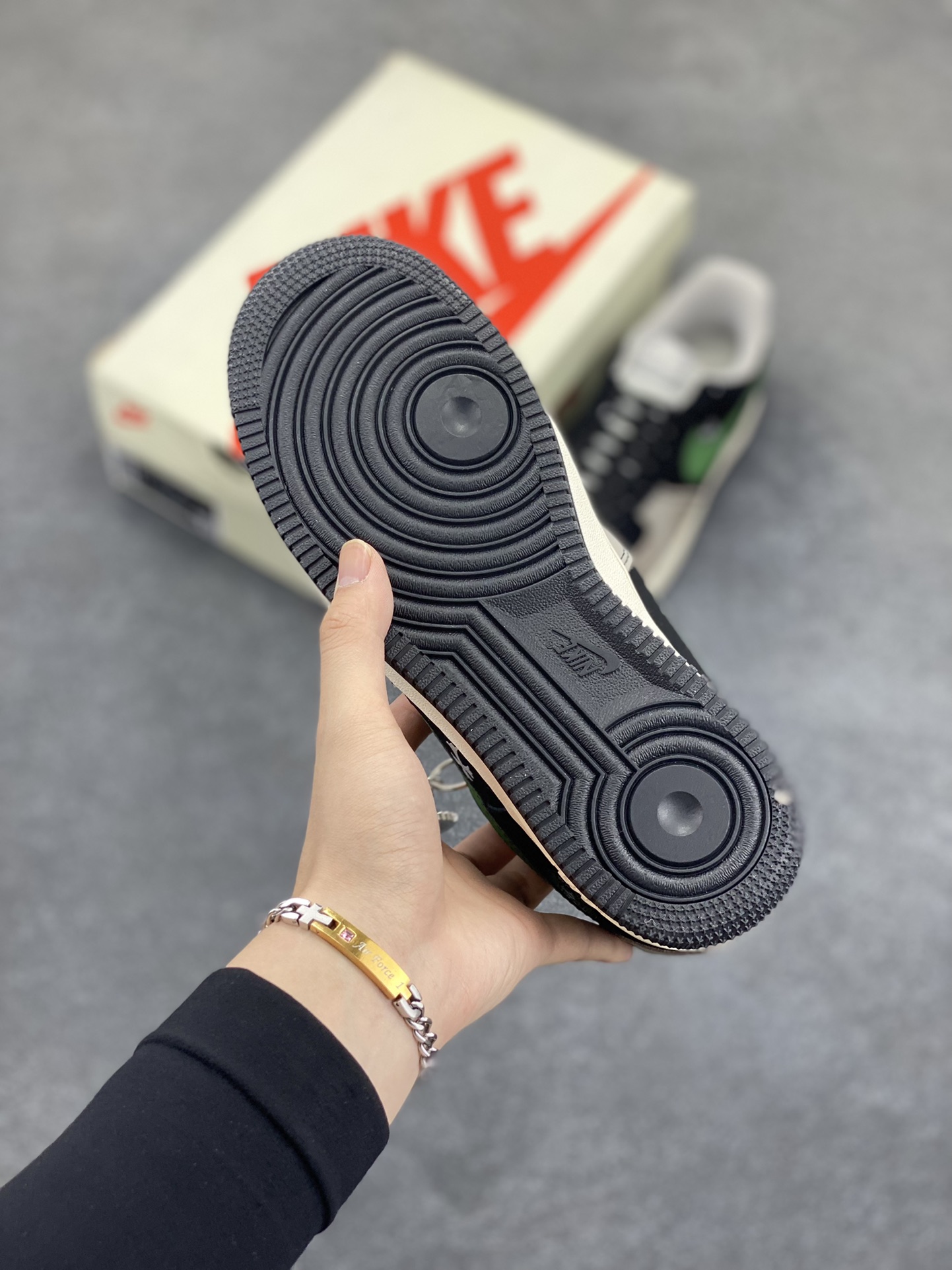 图片[5]-NIke Air Force 1 \’07 Low “克罗心联名——黑绿勾”空军一号 低帮 运动鞋 休闲鞋 折边针车 工艺难度大 原楦头原纸板 原装鞋盒 定制五金配件 内置全掌气垫 原厂鞋底 货号：KK1988-074 尺码：36 36.5 37.5 38 38.5 39 40 40.5 41 42 42.5 43 44 44.5 45-选品中心