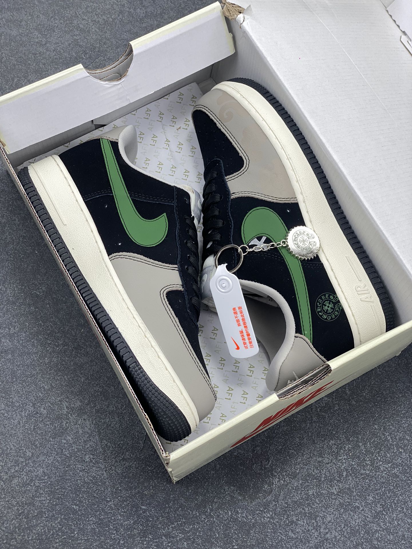 图片[9]-NIke Air Force 1 \’07 Low “克罗心联名——黑绿勾”空军一号 低帮 运动鞋 休闲鞋 折边针车 工艺难度大 原楦头原纸板 原装鞋盒 定制五金配件 内置全掌气垫 原厂鞋底 货号：KK1988-074 尺码：36 36.5 37.5 38 38.5 39 40 40.5 41 42 42.5 43 44 44.5 45-选品中心