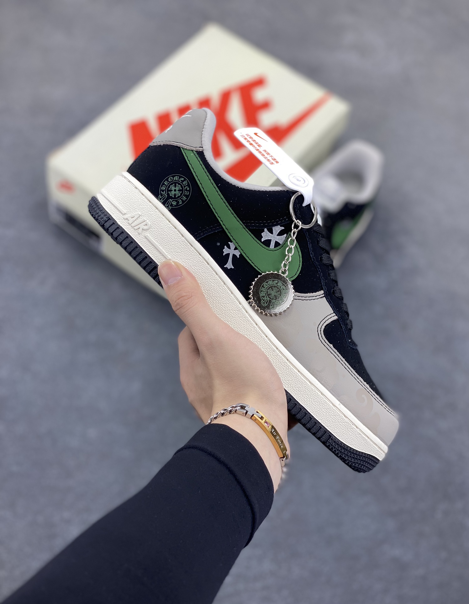 NIke Air Force 1 \’07 Low “克罗心联名——黑绿勾”空军一号 低帮 运动鞋 休闲鞋 折边针车 工艺难度大 原楦头原纸板 原装鞋盒 定制五金配件 内置全掌气垫 原厂鞋底 货号：KK1988-074 尺码：36 36.5 37.5 38 38.5 39 40 40.5 41 42 42.5 43 44 44.5 45-选品中心
