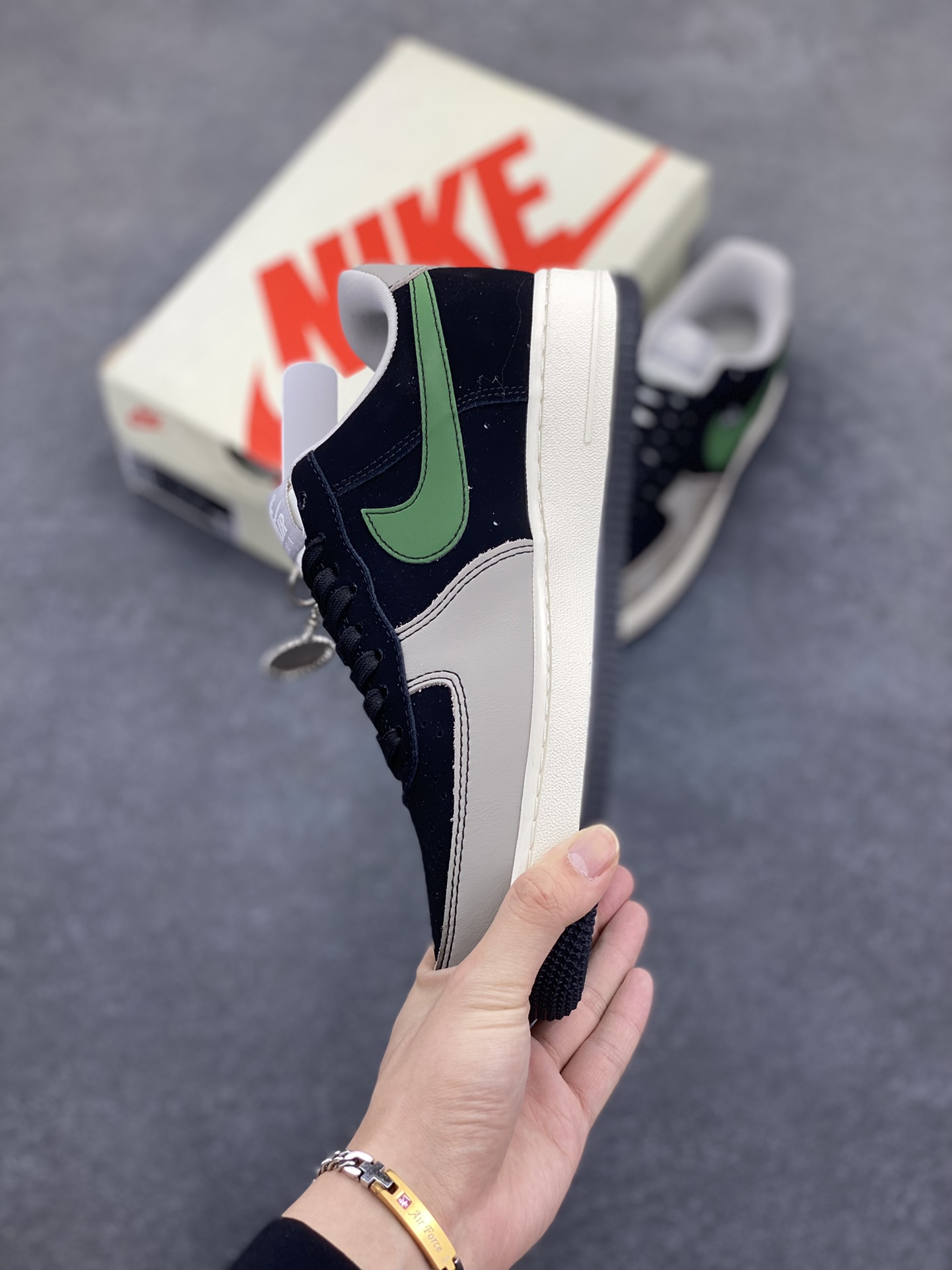 图片[3]-NIke Air Force 1 \’07 Low “克罗心联名——黑绿勾”空军一号 低帮 运动鞋 休闲鞋 折边针车 工艺难度大 原楦头原纸板 原装鞋盒 定制五金配件 内置全掌气垫 原厂鞋底 货号：KK1988-074 尺码：36 36.5 37.5 38 38.5 39 40 40.5 41 42 42.5 43 44 44.5 45-选品中心