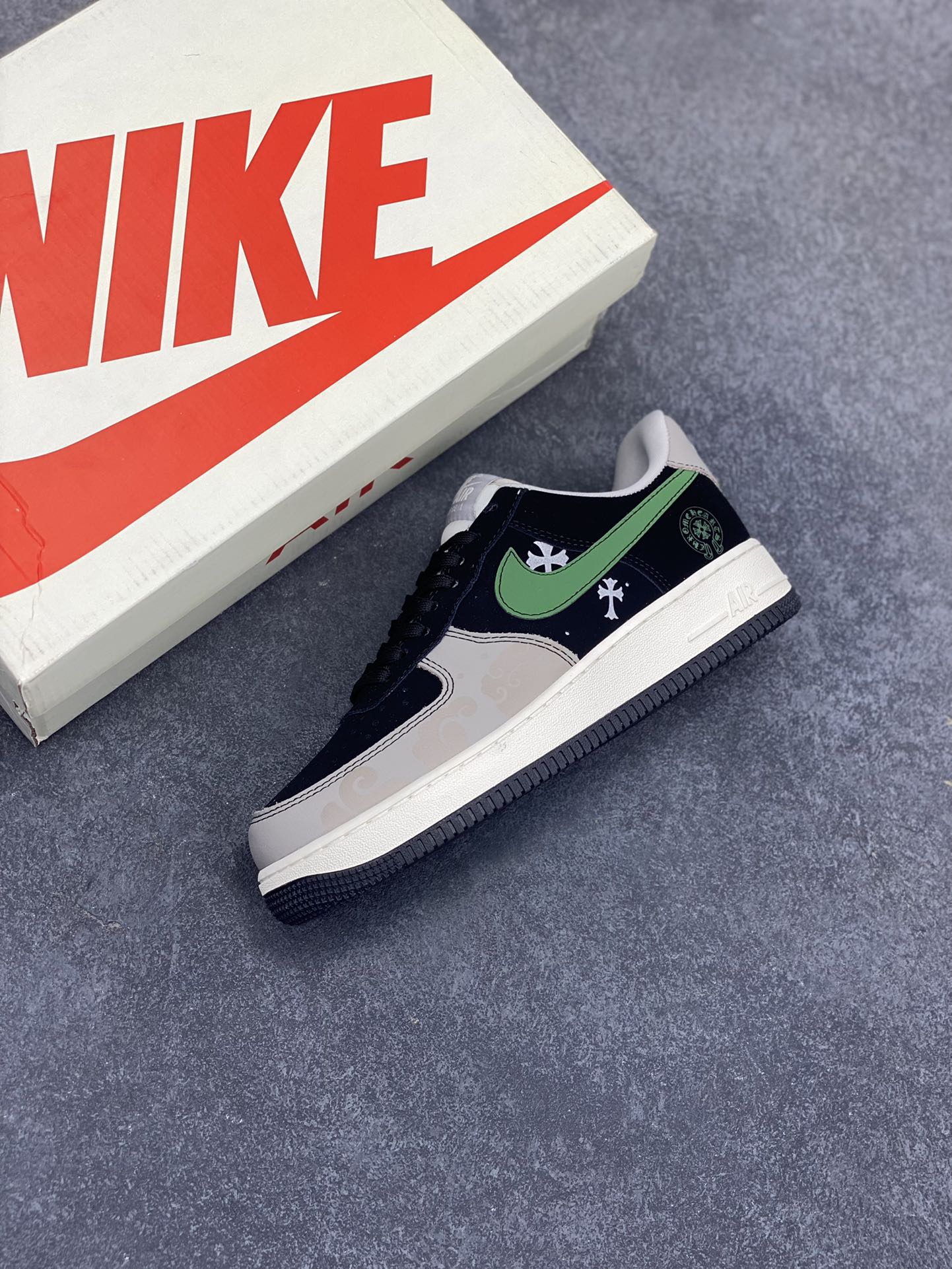 图片[7]-NIke Air Force 1 \’07 Low “克罗心联名——黑绿勾”空军一号 低帮 运动鞋 休闲鞋 折边针车 工艺难度大 原楦头原纸板 原装鞋盒 定制五金配件 内置全掌气垫 原厂鞋底 货号：KK1988-074 尺码：36 36.5 37.5 38 38.5 39 40 40.5 41 42 42.5 43 44 44.5 45-选品中心