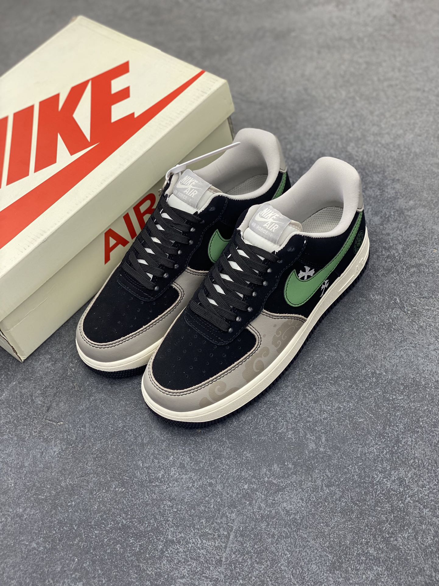 图片[8]-NIke Air Force 1 \’07 Low “克罗心联名——黑绿勾”空军一号 低帮 运动鞋 休闲鞋 折边针车 工艺难度大 原楦头原纸板 原装鞋盒 定制五金配件 内置全掌气垫 原厂鞋底 货号：KK1988-074 尺码：36 36.5 37.5 38 38.5 39 40 40.5 41 42 42.5 43 44 44.5 45-选品中心