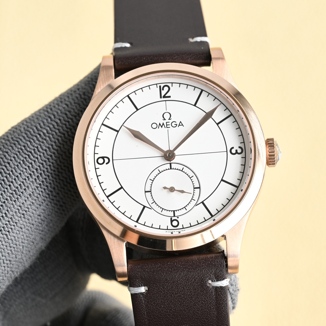 NO:337215,Unified and launched the OMEGA special series of small three-pin automatic mechanical watches, the Master Chronometer watch is 39 mm in diameter. The original mold opening case is made of bronze gold, and the original polishing technology is synchronized with original polishing technology. The sapphire mirror is more classy. The center of the dial is decorated with Paris stud texture, showing French elegance. The Omega brand logo adopts a dark gray retro style. The minute circle and the 6-point small second dial track circle are processed by a more delicate circular drawing process, exquisite and luxurious. In particular, the buckle logo is carved one by one by one by the fine engraving machine, which is full of three-dimensionality, and it is truly perfect. The only original mold opening belt buckle in the market. The logo is also exquisitely carved.  The internal is equipped with the Omega 8926 Master Chronometer movement, the double barrel provides power for up to 72 hours, the no-crack design is combined with a coaxial escapement system, and a silicon hairspring, which is precise, reliable and anti-magnetic. The movement is polished with exquisite Arabic Geneva pattern. The operation of the movement is clearly visible. Welcome to watch friends to appreciate it.,,omega19860909统一 重磅推出OMEGA 欧米茄特别系列小三针自动机械 腕表 至臻天文台表径 39毫米,购入原版开模整体表壳采用青铜金材质打造打造,同步原装打磨技术.采用蓝宝石镜面更显档次 腕表表盘中央饰有巴黎饰钉纹理,尽显法式优雅,欧米茄品牌标识采用深灰色的复古风格,分钟圈和6点位的小秒盘轨道圈经更加细腻的环形拉丝工艺处理,精致奢华.尤其扣面标志是精雕机一个个雕刻出来,立体感十足,真正做到了完美. 市场唯一原装开模皮带 表扣.标志同样是精雕出来的. 内部搭载欧米茄8926至臻天文台机芯,双发条盒提供长达72小时动力,无卡度设计搭配同轴擒纵系统,以及硅游丝,精准可靠又防磁.机芯打磨有精美的阿拉伯风格日内瓦纹.机芯的运转美态清晰可见.欢迎广大表友品鉴.,,omega,Watch