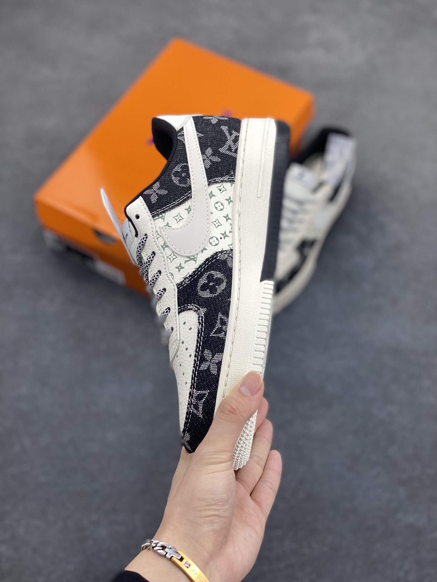 图片[3]-NIke Air Force 1 \’07 Low “LV联名——双拼印花牛仔”空军一号 低帮 运动鞋 休闲鞋 折边针车 工艺难度大 原楦头原纸板 原装鞋盒 定制五金配件 内置全掌气垫 原厂鞋底 货号：YX5066-317 尺码：36 36.5 37.5 38 38.5 39 40 40.5 41 42 42.5 43 44 44.5 45-选品中心
