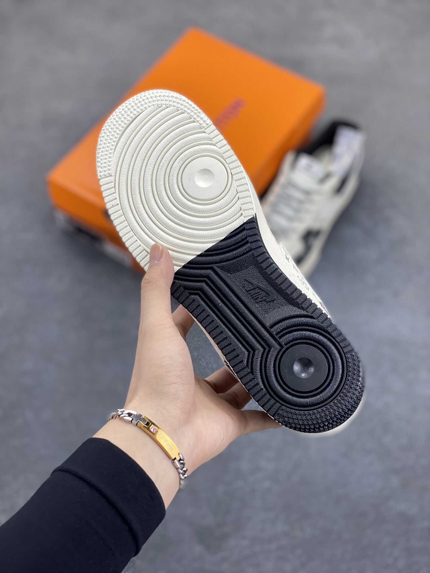 图片[5]-NIke Air Force 1 \’07 Low “LV联名——双拼印花牛仔”空军一号 低帮 运动鞋 休闲鞋 折边针车 工艺难度大 原楦头原纸板 原装鞋盒 定制五金配件 内置全掌气垫 原厂鞋底 货号：YX5066-317 尺码：36 36.5 37.5 38 38.5 39 40 40.5 41 42 42.5 43 44 44.5 45-选品中心