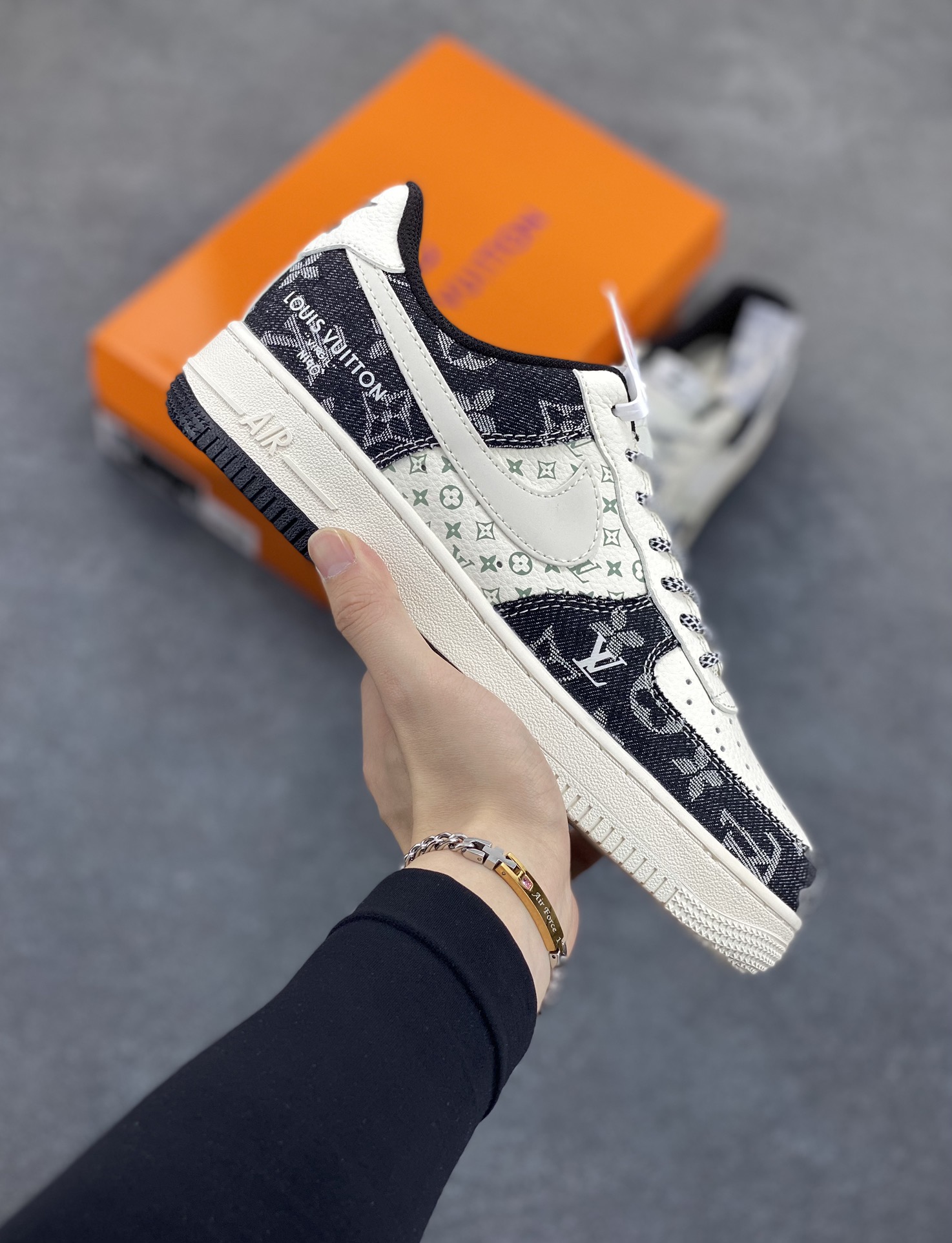 NIke Air Force 1 \'07 Low “LV联名——双拼印花牛仔”空军一号 低帮 运动鞋 休闲鞋 折边针车 工艺难度大 原楦头原纸板 原装鞋盒 定制五金配件 内置全掌气垫 原厂鞋底 货号：YX5066-317 尺码：36 36.5 37.5 38 38.5 39 40 40.5 41 42 42.5 43 44 44.5 45-选品中心
