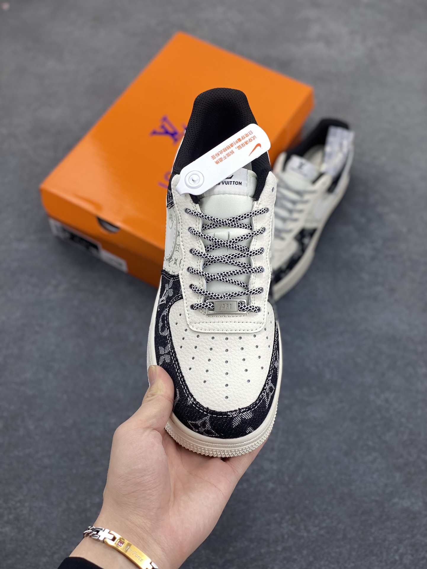 图片[2]-NIke Air Force 1 \’07 Low “LV联名——双拼印花牛仔”空军一号 低帮 运动鞋 休闲鞋 折边针车 工艺难度大 原楦头原纸板 原装鞋盒 定制五金配件 内置全掌气垫 原厂鞋底 货号：YX5066-317 尺码：36 36.5 37.5 38 38.5 39 40 40.5 41 42 42.5 43 44 44.5 45-选品中心