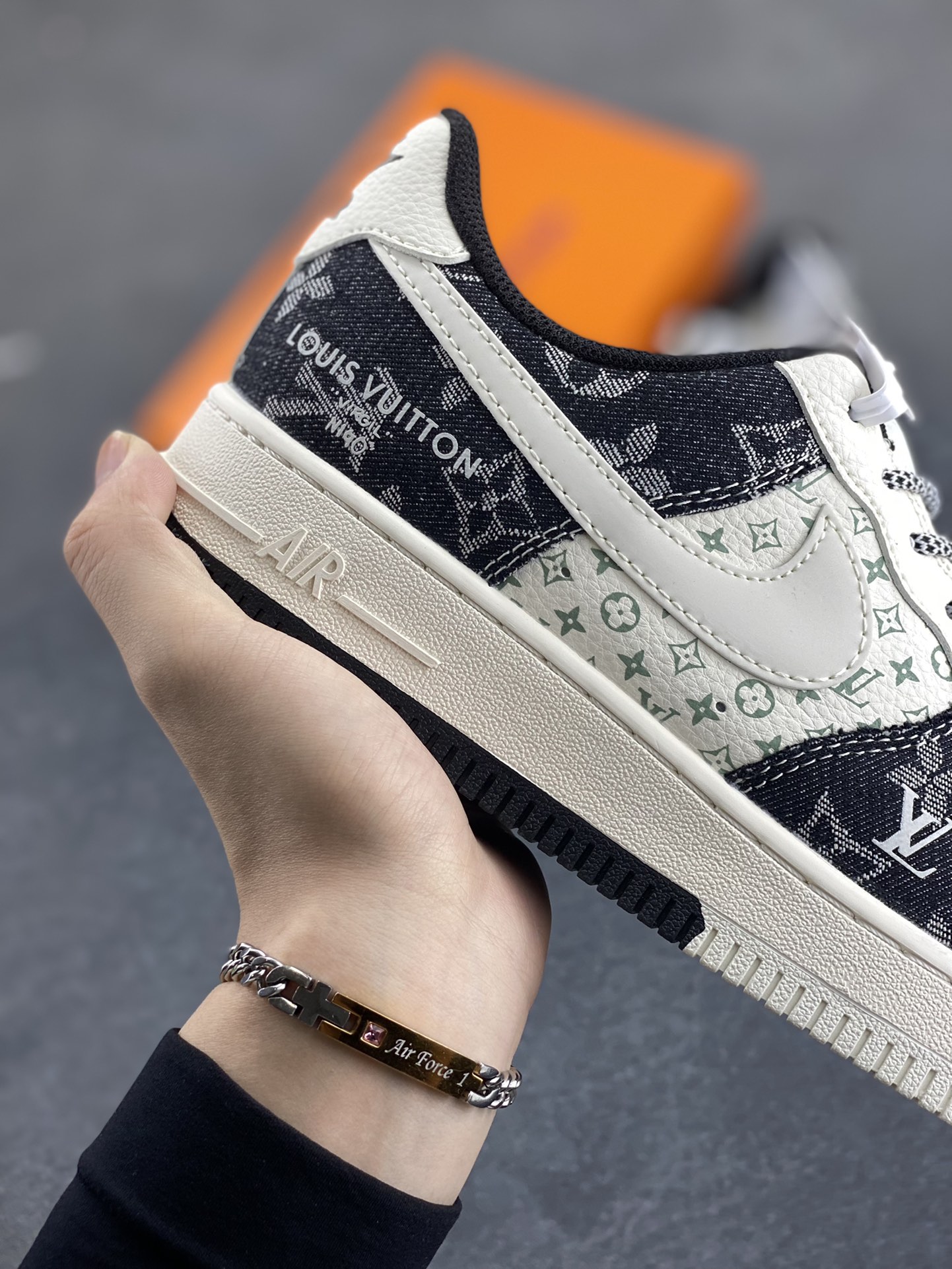 图片[6]-NIke Air Force 1 \’07 Low “LV联名——双拼印花牛仔”空军一号 低帮 运动鞋 休闲鞋 折边针车 工艺难度大 原楦头原纸板 原装鞋盒 定制五金配件 内置全掌气垫 原厂鞋底 货号：YX5066-317 尺码：36 36.5 37.5 38 38.5 39 40 40.5 41 42 42.5 43 44 44.5 45-选品中心