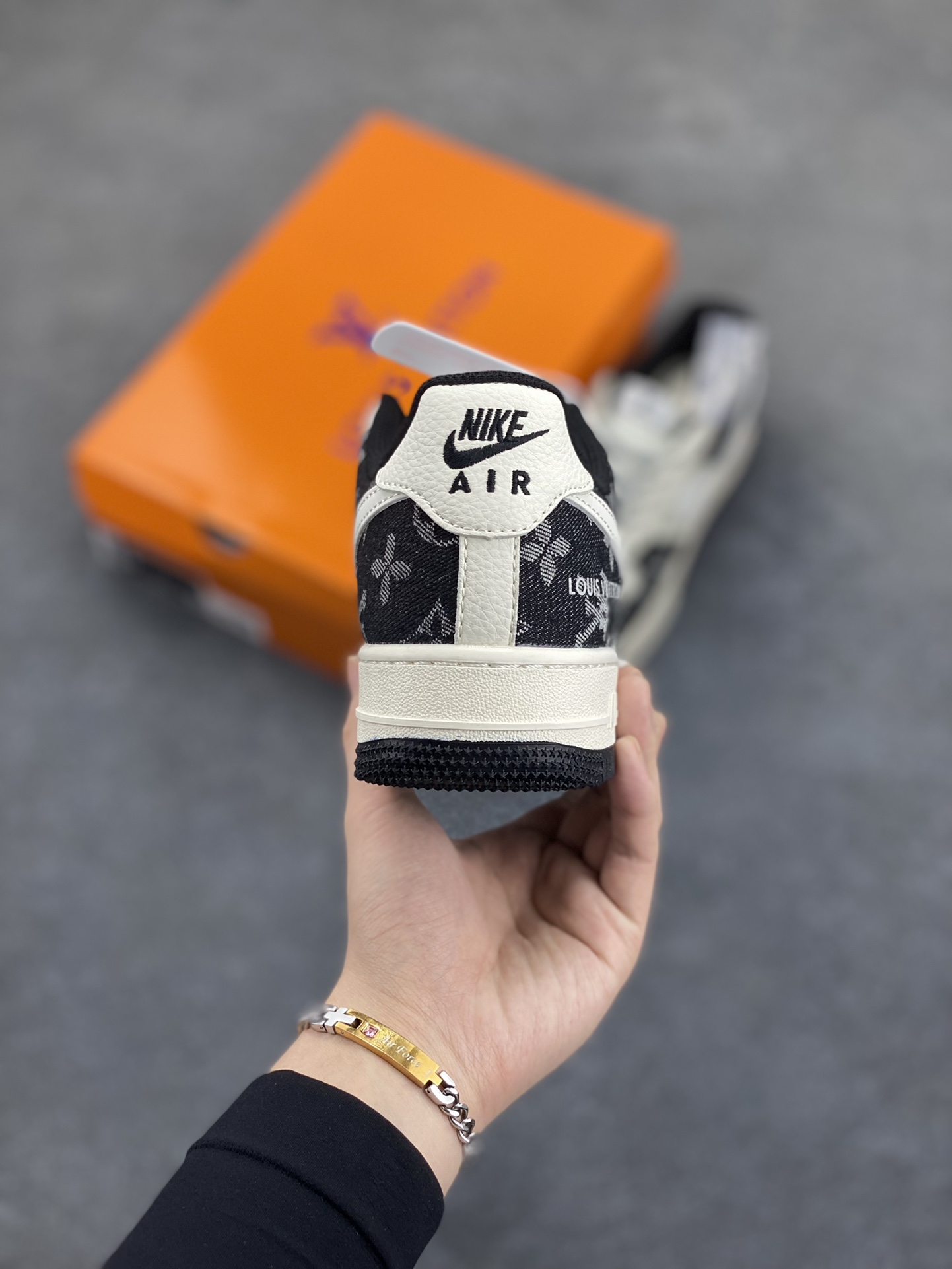 图片[4]-NIke Air Force 1 \’07 Low “LV联名——双拼印花牛仔”空军一号 低帮 运动鞋 休闲鞋 折边针车 工艺难度大 原楦头原纸板 原装鞋盒 定制五金配件 内置全掌气垫 原厂鞋底 货号：YX5066-317 尺码：36 36.5 37.5 38 38.5 39 40 40.5 41 42 42.5 43 44 44.5 45-选品中心