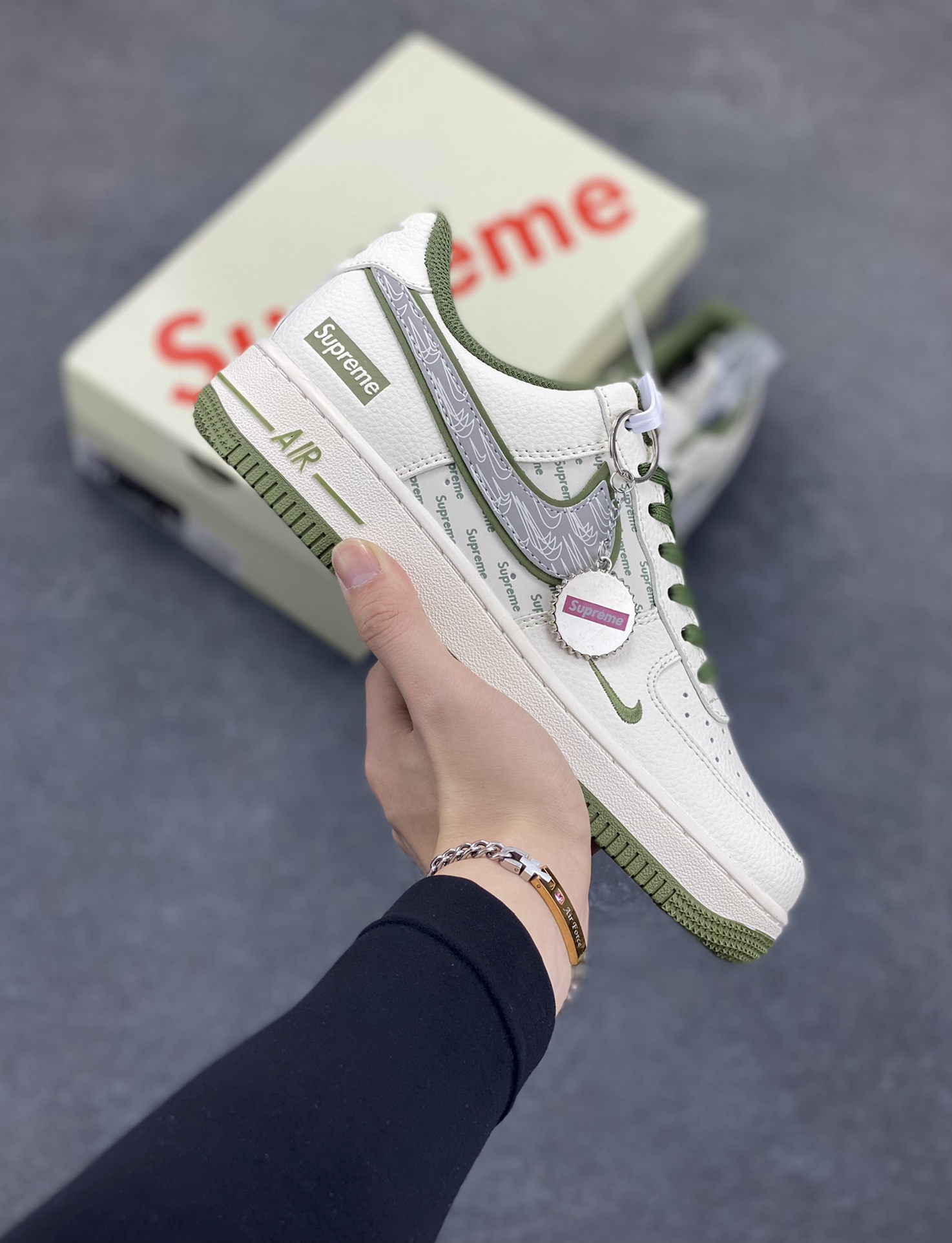 NIke Air Force 1 \'07 Low “Supreme联名——军绿多重勾”空军一号 低帮 运动鞋 休闲鞋 折边针车 工艺难度大 原楦头原纸板 原装鞋盒 定制五金配件 内置全掌气垫 原厂鞋底 货号：XX3168-148 尺码：36 36.5 37.5 38 38.5 39 40 40.5 41 42 42.5 43 44 44.5 45-选品中心