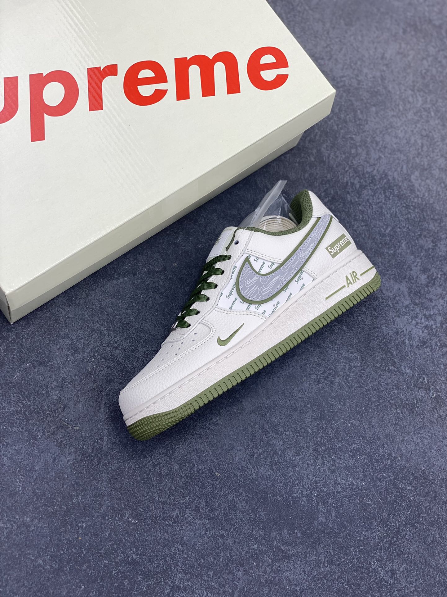 图片[7]-NIke Air Force 1 \’07 Low “Supreme联名——军绿多重勾”空军一号 低帮 运动鞋 休闲鞋 折边针车 工艺难度大 原楦头原纸板 原装鞋盒 定制五金配件 内置全掌气垫 原厂鞋底 货号：XX3168-148 尺码：36 36.5 37.5 38 38.5 39 40 40.5 41 42 42.5 43 44 44.5 45-选品中心