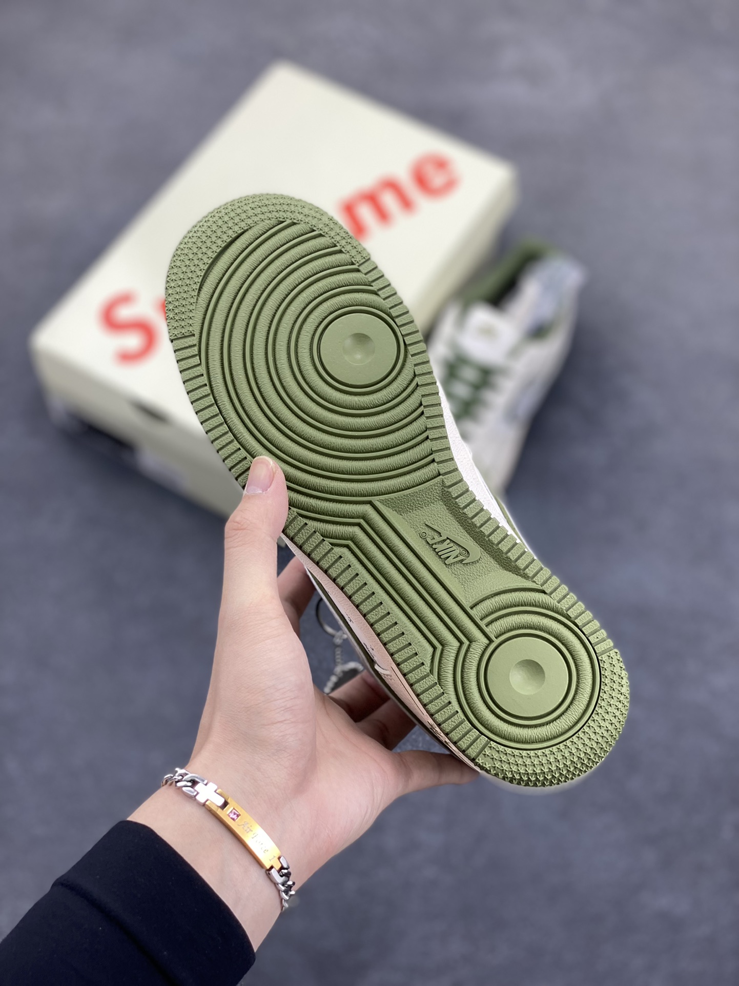 图片[5]-NIke Air Force 1 \’07 Low “Supreme联名——军绿多重勾”空军一号 低帮 运动鞋 休闲鞋 折边针车 工艺难度大 原楦头原纸板 原装鞋盒 定制五金配件 内置全掌气垫 原厂鞋底 货号：XX3168-148 尺码：36 36.5 37.5 38 38.5 39 40 40.5 41 42 42.5 43 44 44.5 45-选品中心