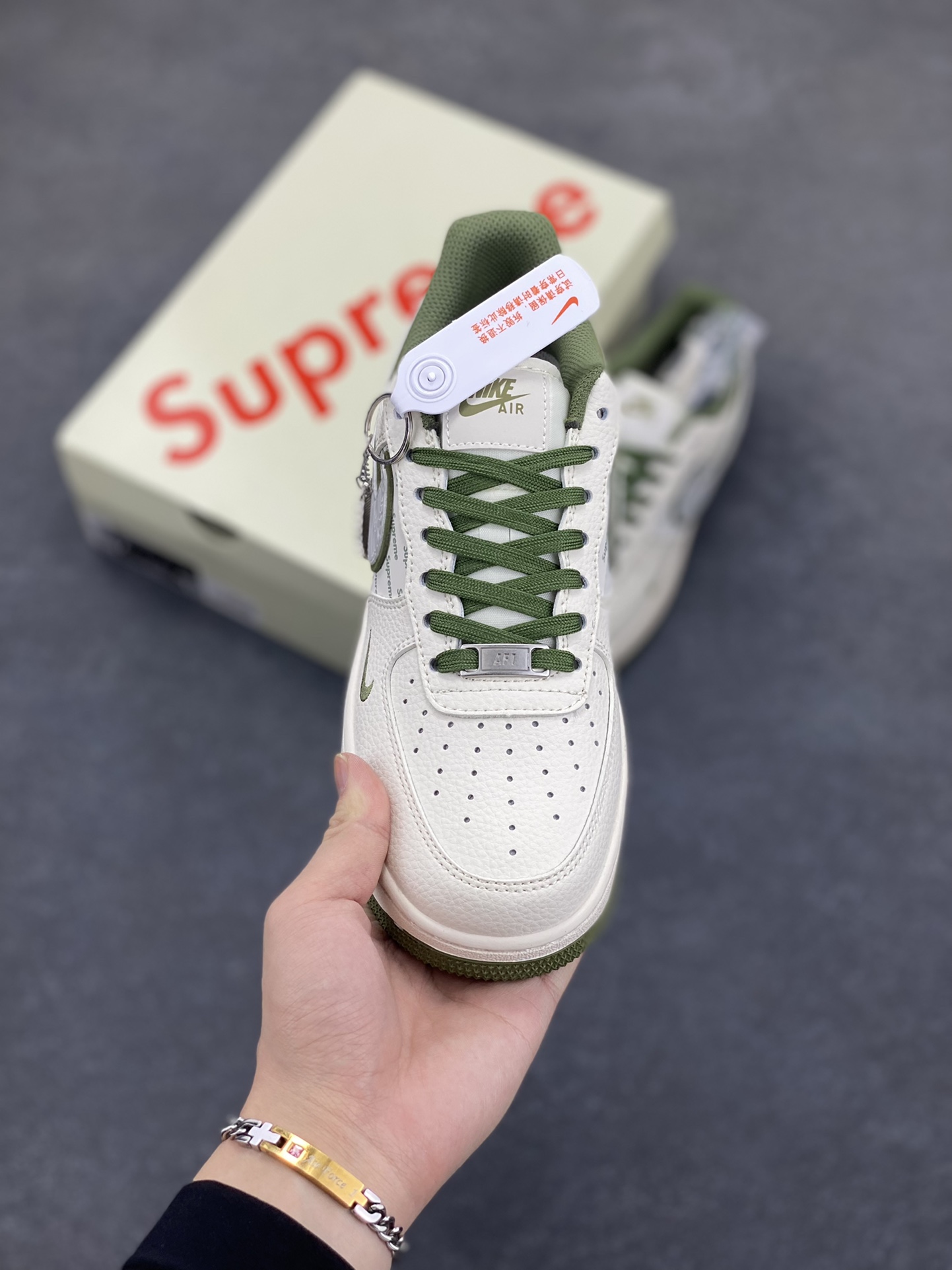 图片[2]-NIke Air Force 1 \’07 Low “Supreme联名——军绿多重勾”空军一号 低帮 运动鞋 休闲鞋 折边针车 工艺难度大 原楦头原纸板 原装鞋盒 定制五金配件 内置全掌气垫 原厂鞋底 货号：XX3168-148 尺码：36 36.5 37.5 38 38.5 39 40 40.5 41 42 42.5 43 44 44.5 45-选品中心