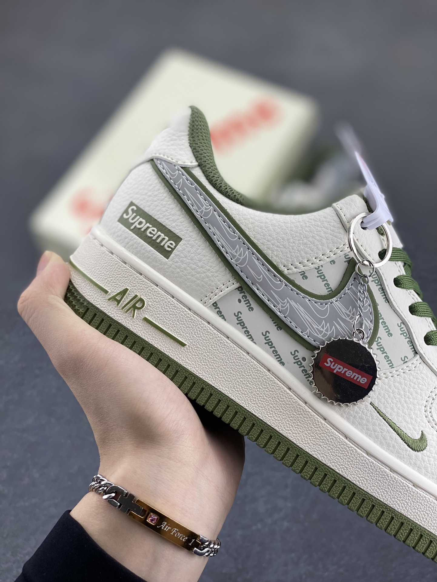 图片[6]-NIke Air Force 1 \’07 Low “Supreme联名——军绿多重勾”空军一号 低帮 运动鞋 休闲鞋 折边针车 工艺难度大 原楦头原纸板 原装鞋盒 定制五金配件 内置全掌气垫 原厂鞋底 货号：XX3168-148 尺码：36 36.5 37.5 38 38.5 39 40 40.5 41 42 42.5 43 44 44.5 45-选品中心
