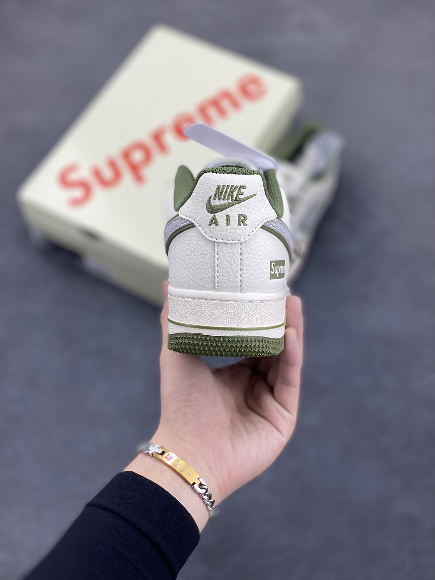图片[4]-NIke Air Force 1 \’07 Low “Supreme联名——军绿多重勾”空军一号 低帮 运动鞋 休闲鞋 折边针车 工艺难度大 原楦头原纸板 原装鞋盒 定制五金配件 内置全掌气垫 原厂鞋底 货号：XX3168-148 尺码：36 36.5 37.5 38 38.5 39 40 40.5 41 42 42.5 43 44 44.5 45-选品中心