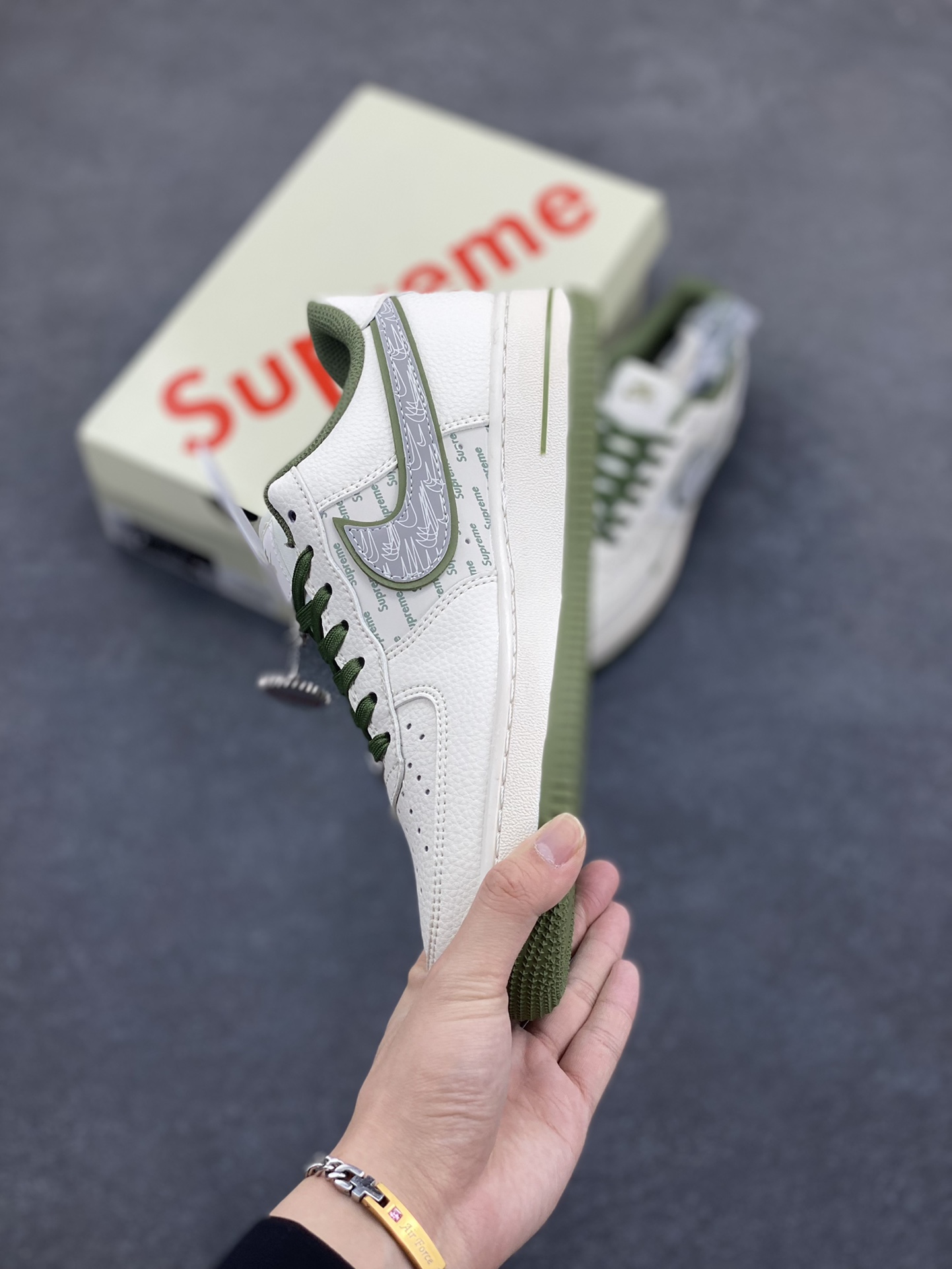 图片[3]-NIke Air Force 1 \’07 Low “Supreme联名——军绿多重勾”空军一号 低帮 运动鞋 休闲鞋 折边针车 工艺难度大 原楦头原纸板 原装鞋盒 定制五金配件 内置全掌气垫 原厂鞋底 货号：XX3168-148 尺码：36 36.5 37.5 38 38.5 39 40 40.5 41 42 42.5 43 44 44.5 45-选品中心
