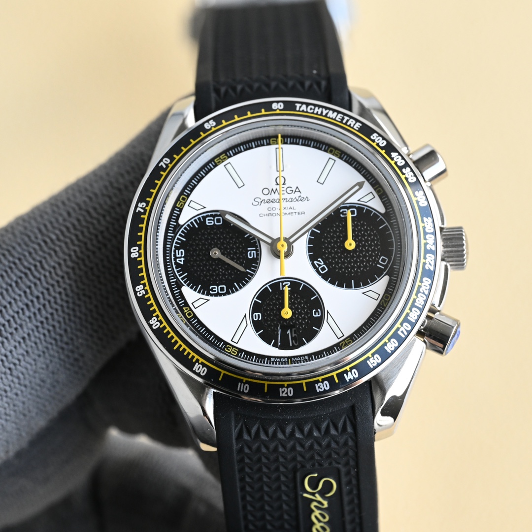 NO:151092,Beyond the limit  Omega Speedmaster series 326.32.40.50.06.001 multi-function chronograph watch. The sync counter size is 40mm, and the chronograph movement is used to make it more stable and durable, creating a copy of the original single-quality Omega Speedmaster series watch. [Appearance] Purchase genuine disassembly surveying, consistent step-type case shell sleeve, consistent CNC polishing level, consistent thickness and size. The entire watch accessories, including the strap-leaf ear screws, can be perfectly exchanged with the authentic product. [Disc] The dial uses the same particle texture and radial pattern literals as the original, and the overall density of the particles is consistent with the authentic product. The overall density of the particles is consistent with the authentic product. At any angle, you can see the same light source reflection as the authentic product. Each digital word nail, logo, and the authentic craft material are independently opened. After several sets of molds, the three-dimensional beauty is finally consistent with the original. [Mirror] Double-sided blue film  Curved sapphire glass mirror, double-sided chamfered light edge smoothly, the thickness curve reaches a strict 0.03 tolerance standard. It is scratch-resistant and wear-resistant, crystal clear. [Waterproof] The lock-handle crown has been repeatedly inspected and tested to be consistent with the authentic product. [Watch strap] The rubber strap follows strict standards from the beginning of the embryo material. Every detail has been repeatedly polished and is the best product. It is soft and delicate to fit the wrist and comfortable to wear. Every inch of stitching and every thin  The sections and numbers are consistent with the genuine product. [Clicking] The wire drawing patterns of the buckle are delicate and neat, and the depth of the brushing is exactly the same as that of the genuine product. It not only makes the density of the brushing delicate and consistent, but also makes the depth of the brushing also consistent with the genuine product. The depth of the buckle is restored, which solves the embarrassing problem of not being tight and loose after use for a period of time, so that the buckle will be tightly sealed after being used for a long time, and even the crisp sound of the buckle on the buckle is deeply restored.19860909超越 极限 欧米茄超霸系列326.32.40.50.06.001多功能计时腕表.同步专柜尺寸40mm,采用计时机芯,使之更加稳定耐用,打造原单品质的欧米茄超霸系列腕表副本.【外观】购入正品拆解测绘,一致的阶梯式表壳壳套,一致的CNC打磨级别,一致的厚度尺寸,整表配件包括表带生耳螺丝都可与正品完美互换.【盘面】表盘采用正品相同的颗粒纹理加放射纹路字面,采用与原装一致的磨砂细微颗粒字面,颗粒的整体密度与正品吻合,在任何角度下均可以看出与正品相同的光源反射.每个数字字钉、logo、采用正品工艺材质独立开模,历经几套模具终使立体美感与原版一致.【镜面】双面镀蓝膜弧面蓝宝石玻璃表镜,双面倒角光边圆滑处理,厚度弧度达到严苛的0.03公差标准.防刮耐磨,晶莹剔透.【防水】锁把式表冠经反复检验测试与正品一致防水深度米.【表带】橡胶表带从胚料开始即遵循了严格的标准,每一个细节都经反复打磨均为上品,柔软细腻贴合手腕佩戴舒适,每一寸缝线与每个细节包括编号都与正品一致.【表扣】表扣拉丝纹路细腻整齐且拉丝深度与正品完全一致,不仅仅做到拉丝的密度细腻一致,并且还要做到拉丝的深度保持与正品一致.表扣深度还原,解决了使用一段时间就扣不紧松动的尴尬问题,使表扣使用久了还是严丝合缝,连扣上表扣的清脆响声也深度还原,,,omega,Watch