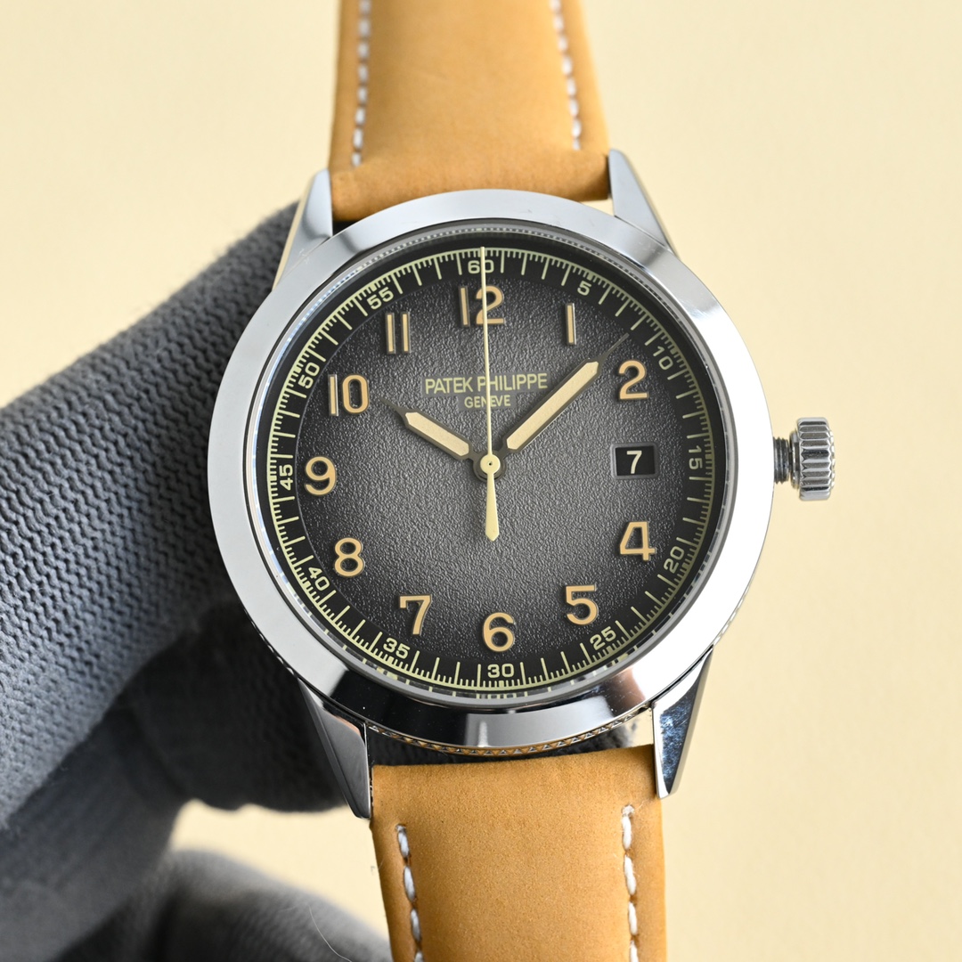 NO:337245,Unified Tw new product - Patek Philippe Calatrava series Ref.5226G-001 watch. The watch diameter is 40mm, 316 stainless steel case, the side edge is engraved with Paris nail patterns, the gray dial exudes a retro charm, the edges are black gradient, and the date window is provided at 3 o'clock, with beige blocks and a black background. The movement is equipped with an imported 9015 automatic winding movement with stop-second function, and there are civilian versions and hardcover versions to choose from!  It also comes with 2 straps, one is beige suede calfskin and the other is black calfskin!  Tw Factory strives for excellence and will continue to create original single-quality watch copies for watch friends from all walks of life.,,patek philippe,cowhide19860909统一 Tw新品——百达翡丽Calatrava系列Ref.5226G-001腕表. 表径40mm,316精钢表壳,侧缘雕饰巴黎钉纹,灰色表盘流露复古韵味,边缘呈黑色渐变效果,3时位置设有日期视窗,采用米色字块,搭配黑色背景.机芯搭载配备停秒功能的9015进口自动上弦机芯,有平民版和精装版提供选择！ 同样配备2款表带,一款为米色绒面小牛皮,另一款为黑色小牛皮！Tw 工厂精益求精,将持续为各界表友打造原单品质的腕表副本.,,patek philippe,cowhide,Watch