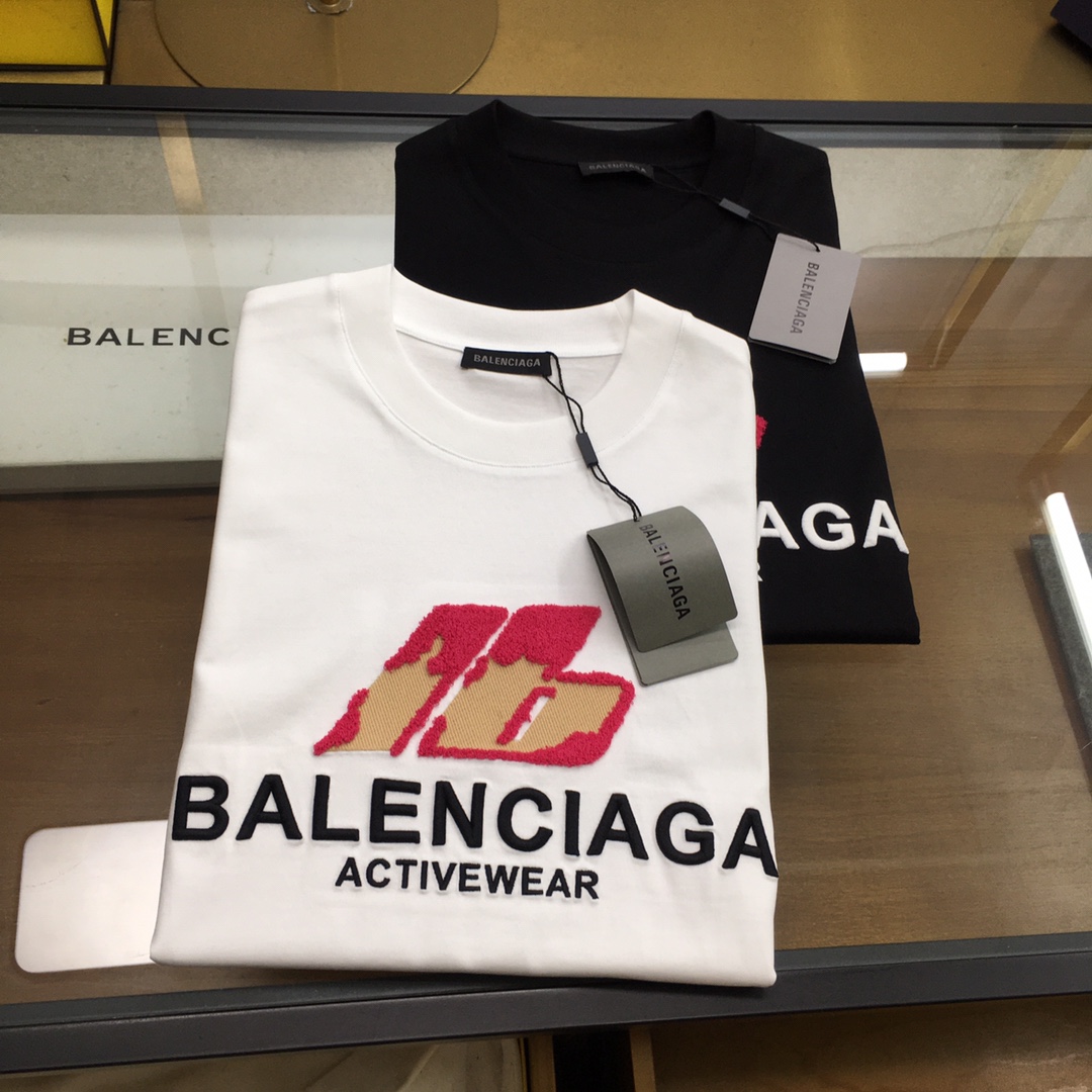 NO:147607,New product [BLCA...] The latest short-sleeved round-neck T-shirt in the first spring and summer counter, high-end customization, avant-garde and fashionable design!  Brand logo heavy craft design, high-end customized mercerated cloud cotton fabric, soft feel, comfortable to wear, exquisite counter-level car line, fine workmanship, invincible and handsome upper body effect!  A must-have item for handsome men!  The color is as shown in the figure. The number of code M-3XL [most half the code, the height and weight are reported by order], T-shirt,tees,t-shirt,alexander wang19860909新品【BLCA...】 春夏首发专柜最新款短袖圆领T恤 高端订制 设计前卫时尚！品牌logo重工艺设计 高端定制丝光云朵棉面料.手感柔软.穿着舒适.专柜级别精致车线.做工精细.上身效果无敌帅气！型男必备单品！ 颜色如图 码数M-3XL【偏大半码,下单报身高体重】,,T-shirt,tees，t-shirt,alexander wang,Men's clothing