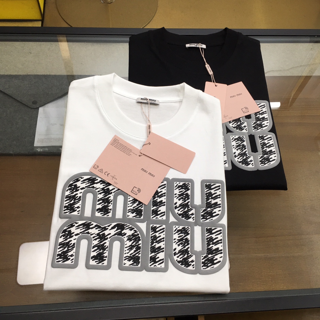 NO:147600,New product [miu miu...] The latest short-sleeved round-neck T-shirt in the spring and summer first counter, high-end customization, avant-garde and fashionable design!  Brand logo heavy craft design, high-end customized mercerated cloud cotton fabric, soft feel, comfortable to wear, exquisite counter-level car line, fine workmanship, invincible and handsome upper body effect!  A must-have item for handsome men!  The color is as shown in the figure. The number of code M-3XL [most half the code, the height and weight are reported by order], miumiu, T-shirt,tees, t-shirt,alexander wang19860909新品【miu miu...】 春夏首发专柜最新款短袖圆领T恤 高端订制 设计前卫时尚！品牌logo重工艺设计 高端定制丝光云朵棉面料.手感柔软.穿着舒适.专柜级别精致车线.做工精细.上身效果无敌帅气！型男必备单品！ 颜色如图 码数M-3XL【偏大半码,下单报身高体重】,,miumiu,T-shirt,tees，t-shirt,alexander wang,Men's clothing