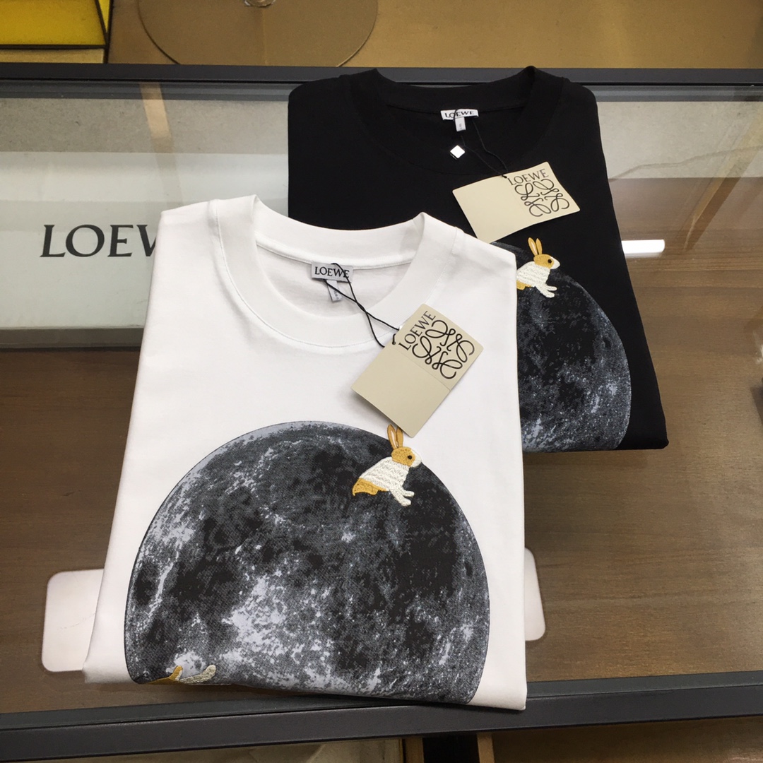 NO:147615,New high-end medium version P【Loew...】 The latest short-sleeved round-neck T-shirt in the first spring and summer counter, high-end customization, avant-garde and fashionable design!  Brand logo heavy craft design, high-end customized mercerated cloud cotton fabric, soft feel, comfortable to wear, exquisite counter-level car line, fine workmanship, invincible and handsome upper body effect!  A must-have item for handsome men!  The color is as shown in the figure. The high-code version of M-3XL [most half the code order to report height and weight]. The medium-code version of S-2XL [order to report height and weight]. Loewe, T-shirt,tees, t-shirt,alexander wang19860909新品高版 中版P【Loew...】 春夏首发专柜最新款短袖圆领T恤 高端订制 设计前卫时尚！品牌logo重工艺设计 高端定制丝光云朵棉面料.手感柔软.穿着舒适.专柜级别精致车线.做工精细.上身效果无敌帅气！型男必备单品！ 颜色如图 码数高版M-3XL【偏大半码下单报身高体重】 中版S-2XL【下单报身高体重】,,loewe,T-shirt,tees，t-shirt,alexander wang,Men's clothing